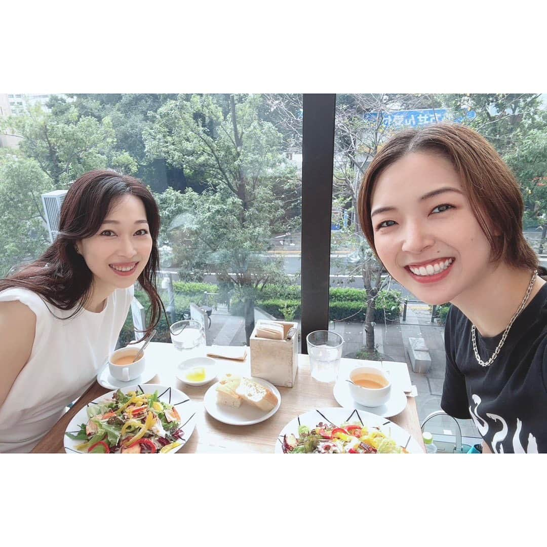 海隼人（有馬佐織）のインスタグラム：「じゃ〜ん🌟 何年かぶりに直接会話したしゃもじ〜👐✨  良い意味で、やっぱり全く変わっていない🐠✨✨✨ そして、何年も会っていなかった感覚は マルデナシw🌻✨  そういう人達の存在って、大切だとつくづく思う🌈✨  キラキラのパワフルな笑顔に触れて、元気をもらった💪😆✨  ありがとう😌🙏✨  #大切な仲間 #メンズ会じゃない #女子会#w #おしゃれ#サラダランチ #元星組#元宙組 #キラキラオーラ #流石です  #君に幸あれ  #seeyouagain  #紫藤りゅう#しゃもじ #happy#smile #😆#❤️ #宝塚og#元宝塚 #海隼人」