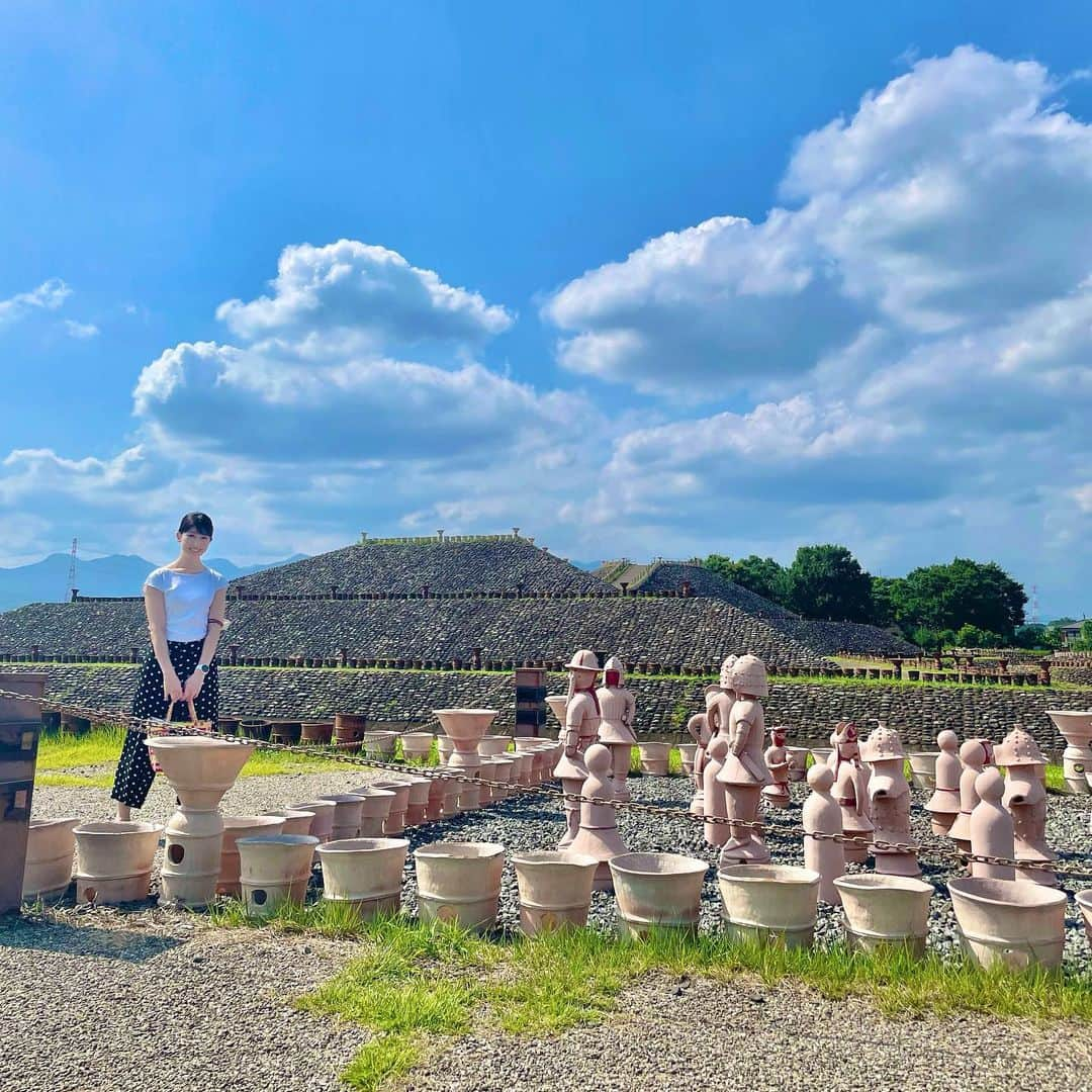 土屋香織のインスタグラム：「𖣥. 群馬県 高崎市 上毛野はにわの里公園𖡼.𖤣𖥧𖡼.𖤣𖥧.. . 古墳が公園で埴輪も普通に並んでるってすごくない😳？！ こんな公園初めて見た！ . しかも古墳の中入れるの😳！ ここが発見された時には石棺の中身は盗まれて空っぽだったそう。 骨まで盗んでどうするんだろ🤔 . この場所の写真を見るとひまわり畑🌻とか コスモス畑になってる季節もあるみたいですね🌼🌼🌼 . JAの直売所が激安🤩 しかも全部めちゃくちゃ美味しかった🤤 白いとうもろこしはこの夏食べたとうもろこしの中でダントツ1位🏆の甘さでした🌽🤍🤍🤍 . . . #上毛野はにわの里公園 #かみつけの里博物館 #群馬旅行 #高崎市 #かおvoyage #群馬 #古墳 #群馬観光 #はにわ #東京女子部 #retrip_nippon #埴輪 #博物館 #歴史 #コスモス畑 #直売所 #直売所大好き」