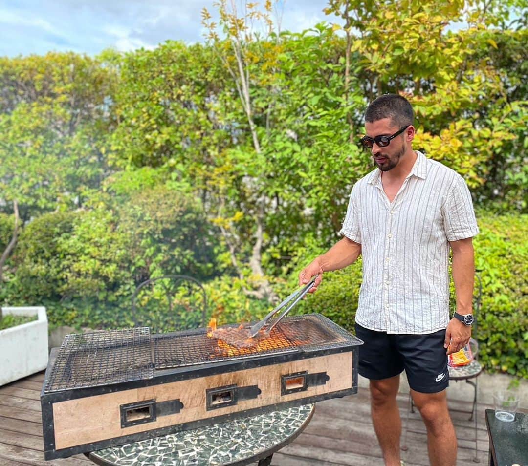 ストリーツ海飛のインスタグラム：「US Sirloin or Japanese Wagyu? Or both like me?   Let me prepare your meat 🥩」