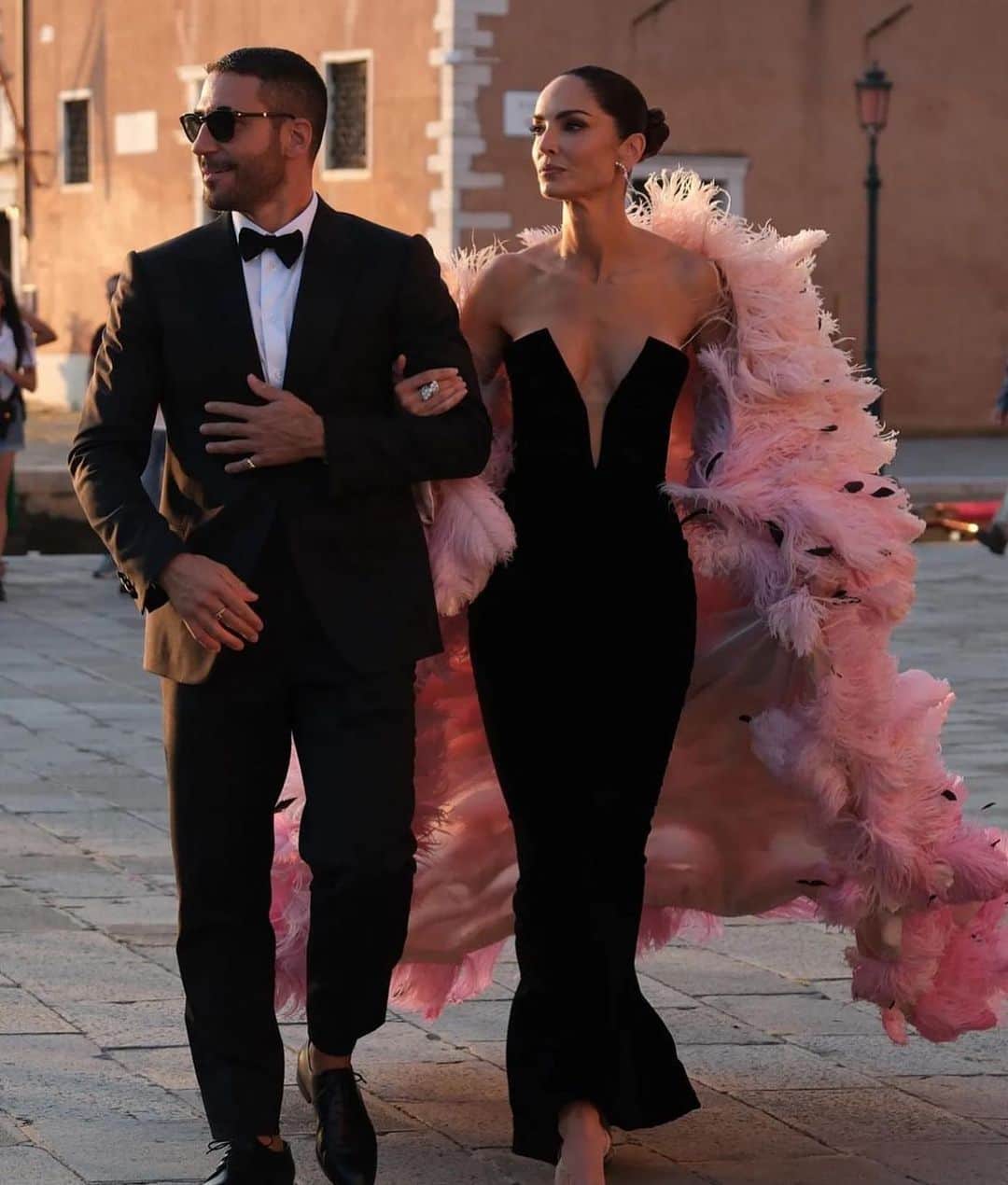 ミゲル・エンジェル・シルベストレのインスタグラム：「@eusilva 💥🫠❤️🌹 de otro planeta!  @armanibeauty #venecia80 #armanibeauty  @juliette_dalton  @r0b3rtina_  #」