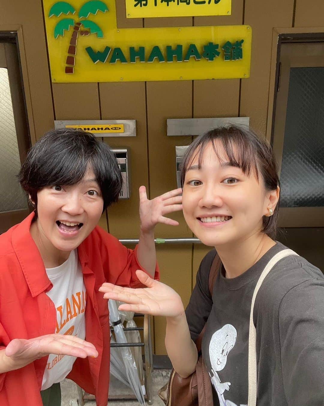 矢原加奈子のインスタグラム：「昨年のレディ・ア・ゴーゴー!! 2022 で同じチームだった 神屋敷樹麗ちゃんが事務所に遊びに来てくれた。 レディゴが終って依頼の再会。 嬉しくてハグ&ハグ&ハグ！  レディ・ア・ゴーゴー!! 2022は とにかく毎日アツくて楽しくて 笑いとそして涙の絶えない稽古場だった。 だからもうみんな戦友ね。 一気にあの日に戻れる。  そしてそれぞれの活躍を 自分の事のよに喜び応援しちゃう。  矢原の推しを ぜひ観て欲しいです！！」