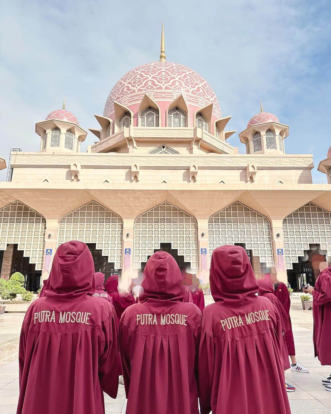 守屋麗奈のインスタグラム：「♡  Japan Expo Malaysia2023🇲🇾 Putra Mosque🕌🩷  #櫻坂46  #sakurazaka46  #renagram  #japanexpo  #malaysia  #マレーシア #ピンクモスク  #putramosque」