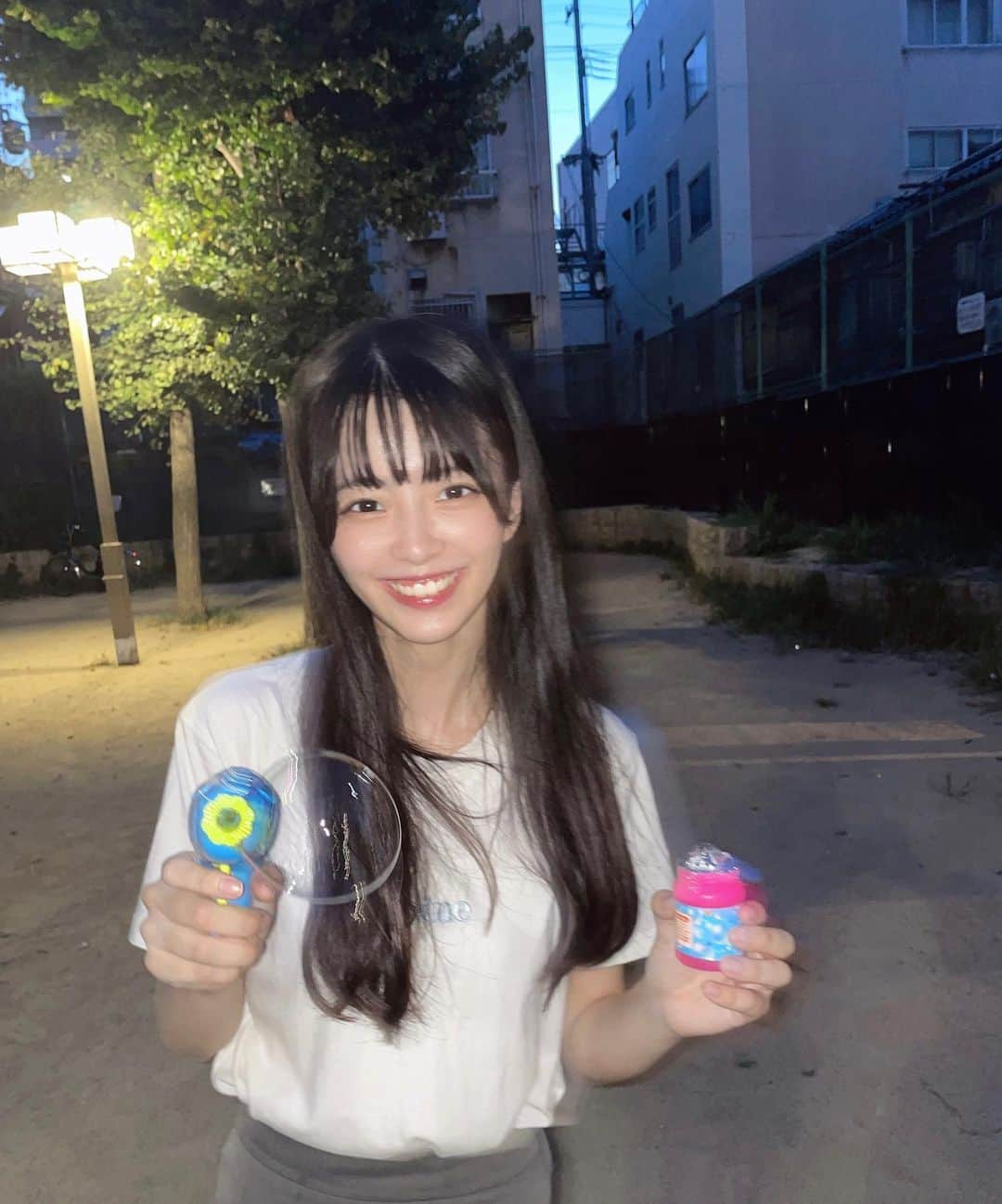 桜田彩叶のインスタグラム：「やばい夏終わってた！ 花火した時！ずっと載せようと思ってたのに！ インスタ変化が少ないので珍しくめっちゃ笑ってる時の写真だよ〜みひなが撮ってくれた ♡    #アイドル  #Tシャツコーデ  #花火  #シャボン玉  #るんるん るんるん みひなだいすきーーー」