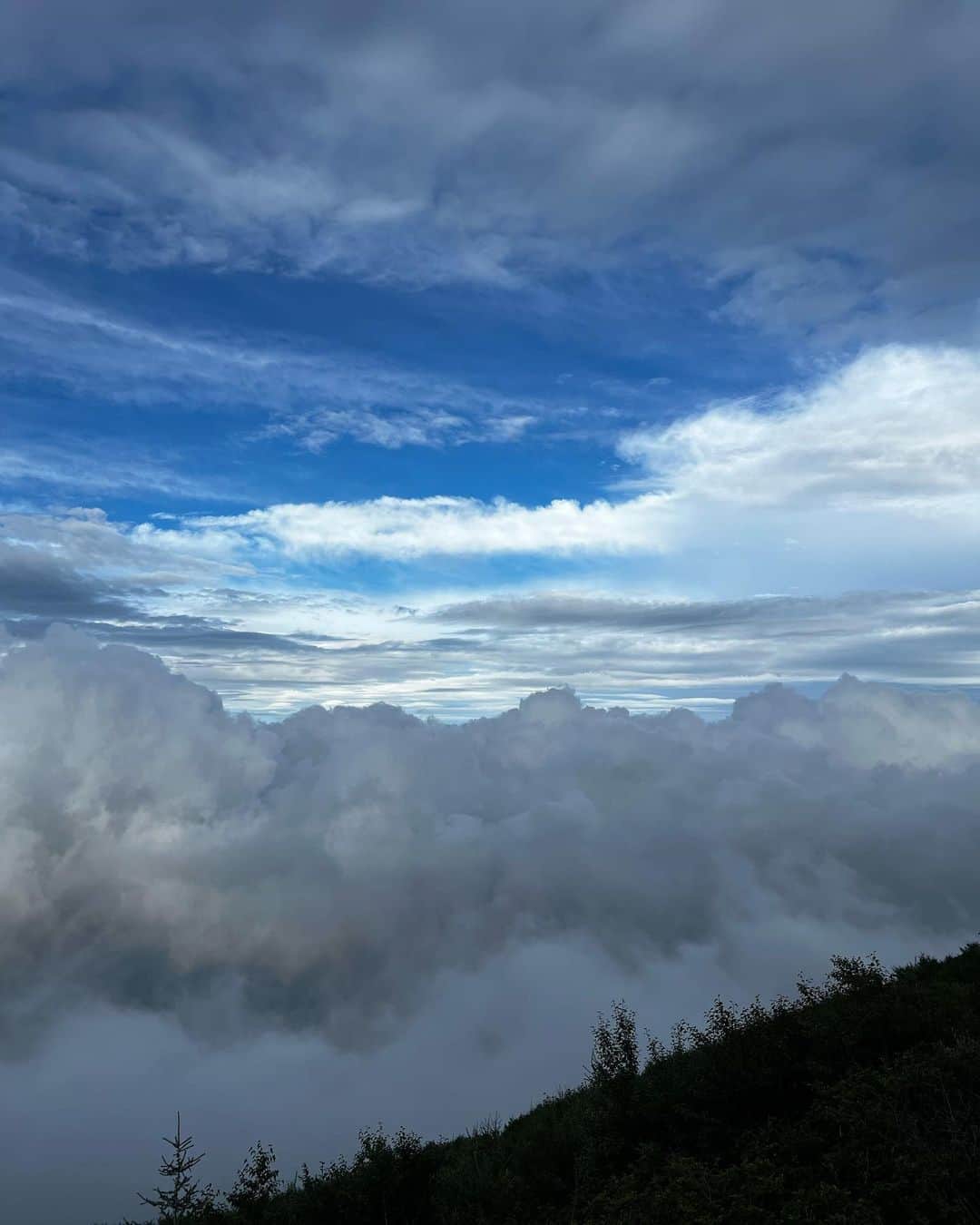 大枝瑞希さんのインスタグラム写真 - (大枝瑞希Instagram)「⁡ ⁡ 死ぬまでにやりたかったことの一つの富士山に登ってきた🗻♡ ご来光を見るために登ったんだけど、 山小屋に泊まって夜出発するはずが天候が悪く大雨になってしまい 7号目までしか登れなかった😢雨の中の下山は地獄でした...😔 絶対にまた来年再チャレンジします！ とっても良い経験になりました🥹！ ⁡ ⁡」9月4日 22時34分 - __mzkxx__