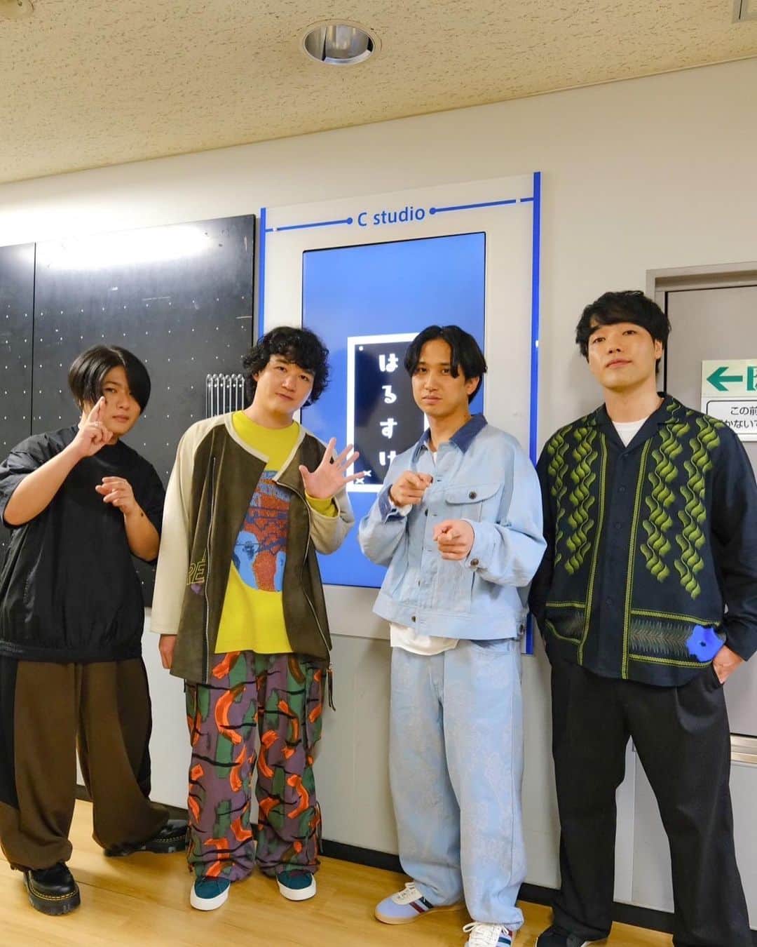 田辺由明のインスタグラム：「【CDTV ライブ! ライブ!】ありがとうございました！！  最新作にして自信作、『悲しみはバスに乗って』をフルサイズ全力投球でお届けしました。 観て下さった皆様のどこかに、何かに引っ掛かってもらえたら本望です！！  どうかこれからもマカロニえんぴつをよろしくお願いします。  #cdtvライブライブ #マカロニえんぴつ #悲しみはバスに乗って」