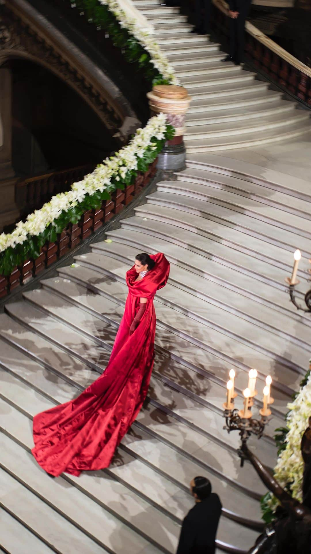 ステファンローランのインスタグラム：「Red like the curtains of a theater.  Maria Fernanda Candido walks up the stairs of the Opera, royal.   #StephaneRolland #HauteCouture #FW23」