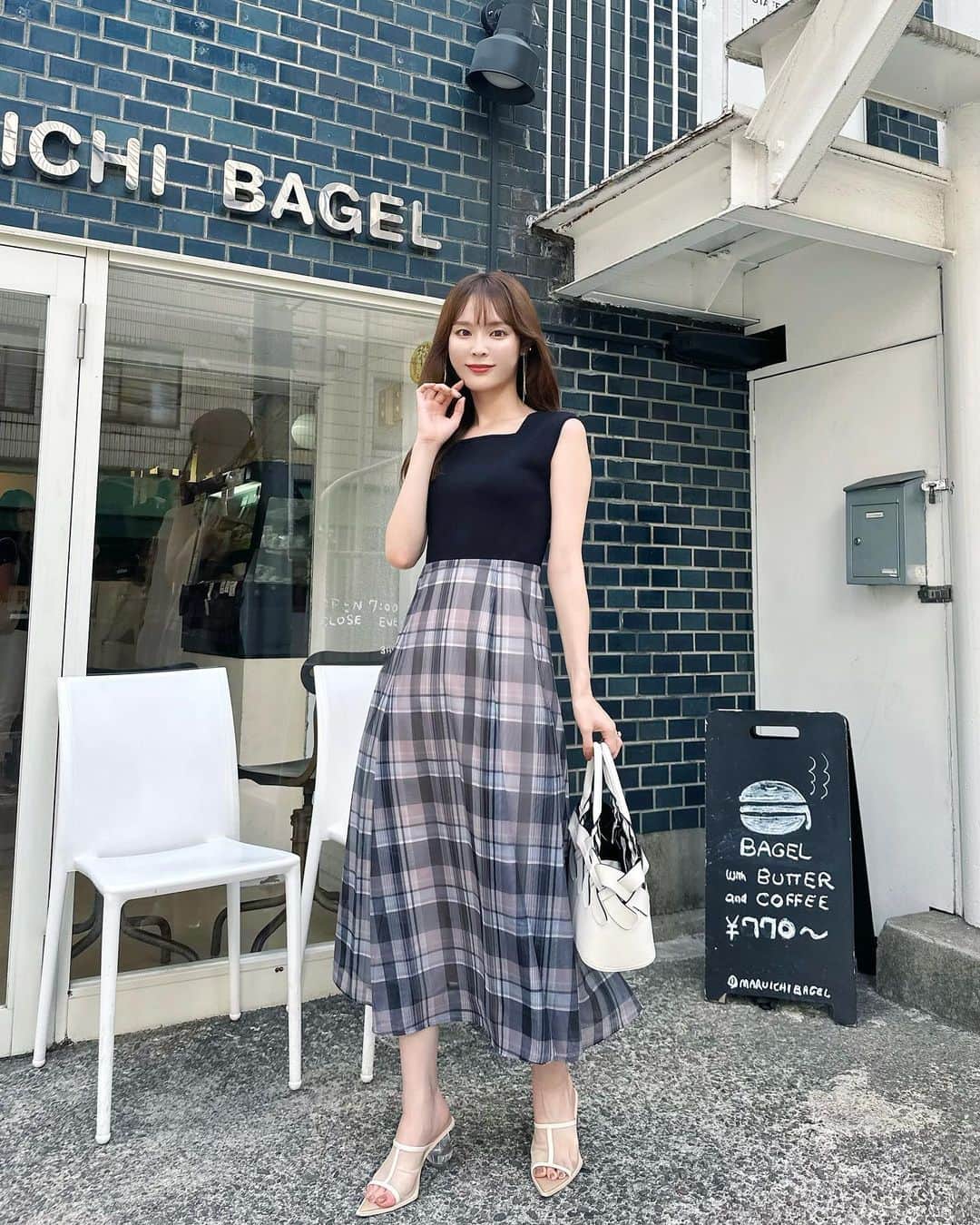 磯田 ひかる(Hikaru Isoda) のインスタグラム：「こんばんは🫶 雨な月曜日でした☔️ 雨の日って低気圧の影響で身体がだるーい感じしますよね( ⌯₄⌯)  この日はニットセットアップのワンピース着てたよ♡ 朝イチで大好きなベーグル屋さんで朝ごはん買えてご機嫌な日でした🥯  【着用アイテム】 Dress @31sonsdemode  ニットコンビレースアップワンピース 00ブラック ¥19,800(税込)  Bag @prada  Shoes @evol_official0   ------------------------------ picaru：162cm / 骨格ウェーブ 1st ブライトスプリング 2nd ブライトサマー  大人可愛いスタイルアップコーデ ヘアメイクを合わせた トータルスタイリングを提案🤍  不定期にストーリーで ファッションお悩み相談募集中🥰 ------------------------------  他の投稿を見る→【@picaruuu】」