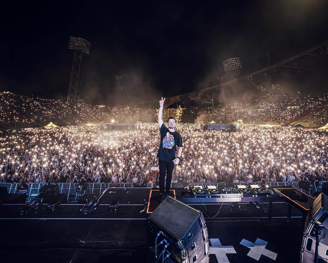 マーティン・ギャリックスのインスタグラム：「München I’ve got nothing but LOVE for you!!! what an incredible way to end the summer festival tour. ❤️❤️」