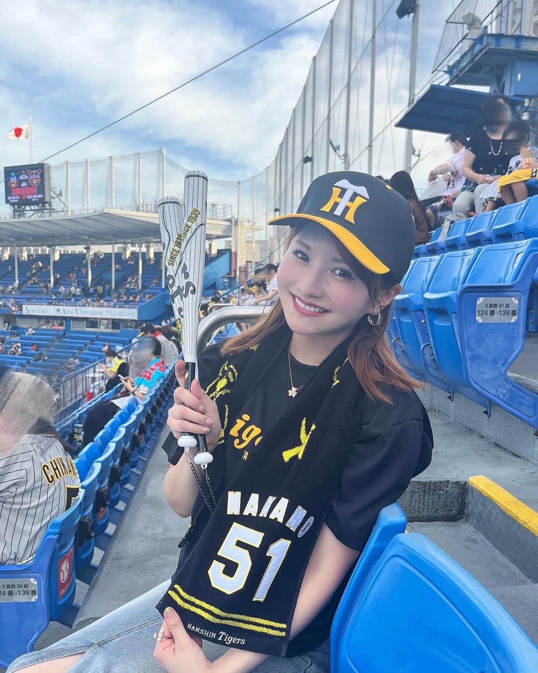 のインスタグラム：「. 阪神 vs ヤクルト in.神宮球場⚾️  阪神勝利🐯💛 貴重なポール直撃ホームラン 観れました👏 ミエちゃんに癒された🐻  今月もう1度観に行けるから 今から楽しみ〜😍✨  #阪神 #神宮球場 #外苑前 #プロ野球 #野球観戦 #toraco #トラ子 #トラコ #阪神タイガース #野球女子 #タイガース」