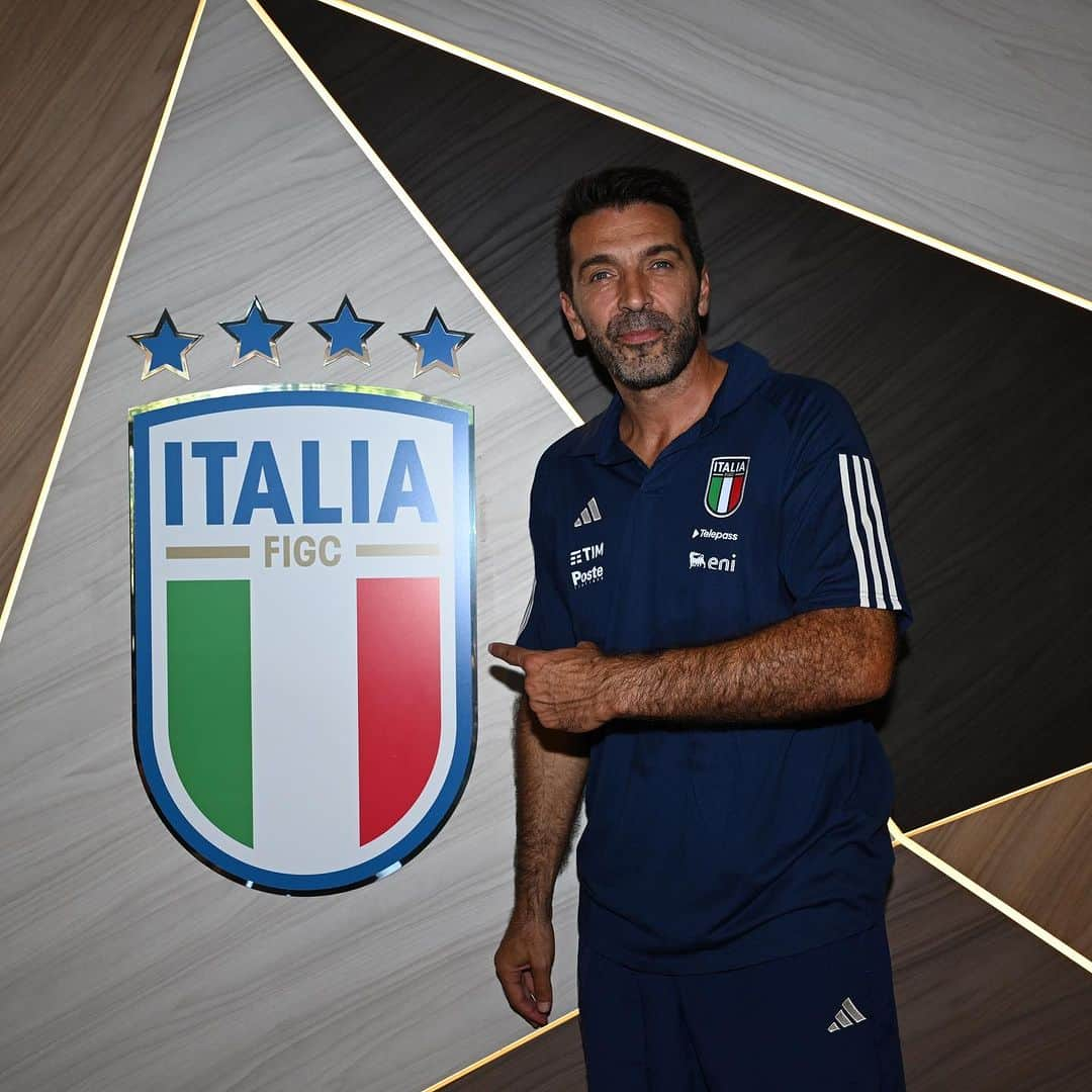 ジャンルイジ・ブッフォンのインスタグラム：「⭐️ Il Capo Delegazione della Nazionale! 😀  #Buffon #Nazionale 🇮🇹 #Azzurri #VivoAzzurro」