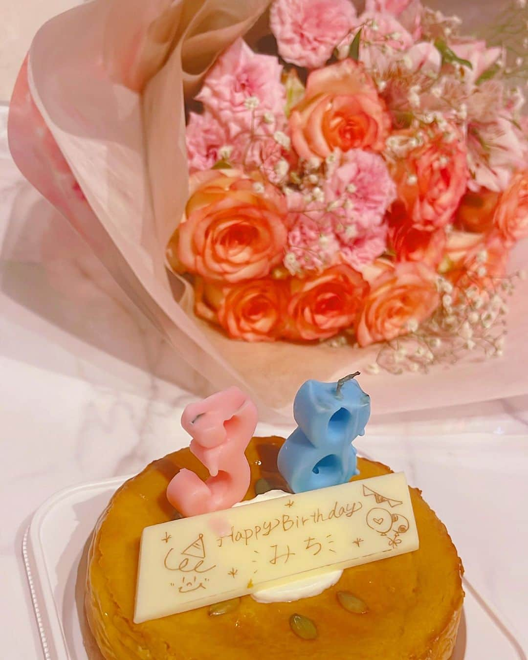 大森美知のインスタグラム：「✨ ありがとう✨ 帰宅した旦那からのサプライズ。  お誕生日 当時ケーキ渡せなくて 最近 出産の事で不安そうだからって  いつも、ありがとう。感謝だよ。😮‍💨💕  キャンドルが溶けてるのは玄関で 何回も消えてはつけてしてたらしい笑  #記念投稿 喧嘩した時は見返そう❕」