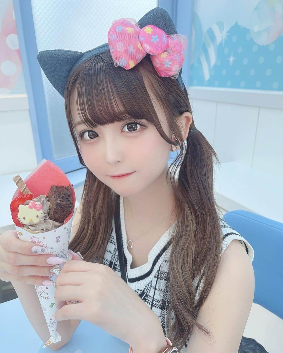 のインスタグラム：「. このキティーちゃんのカチューシャちょう可愛くないˆ. ̫ .ˆ？ ㅤㅤㅤㅤㅤㅤㅤㅤㅤㅤㅤㅤㅤ ㅤㅤㅤㅤㅤㅤㅤㅤㅤㅤㅤㅤㅤ ㅤㅤㅤㅤㅤㅤㅤㅤㅤㅤㅤㅤㅤ つけてる人誰もいなくて ちょと恥ずかしかったけど 絶対これが1番かわいかった ーー 似合う？  ㅤㅤㅤㅤㅤㅤㅤㅤㅤㅤㅤㅤㅤ  ㅤㅤㅤㅤㅤㅤㅤㅤㅤㅤㅤㅤㅤ ㅤㅤㅤㅤㅤㅤㅤㅤㅤㅤㅤㅤㅤ #サンリオ #ピューロランド #ピューロ #サンリオピューロランド #キティちゃん #キティーちゃん #カチューシャ #サンリオカチューシャ #ツインテール #ツインテール女子 #ツイン #ツインテールアレンジ #ロングヘア #アイドル #地下アイドル #アイドルヘア #自撮り #自撮り界隈 #ダーリッチ #darich #darichコーデ」