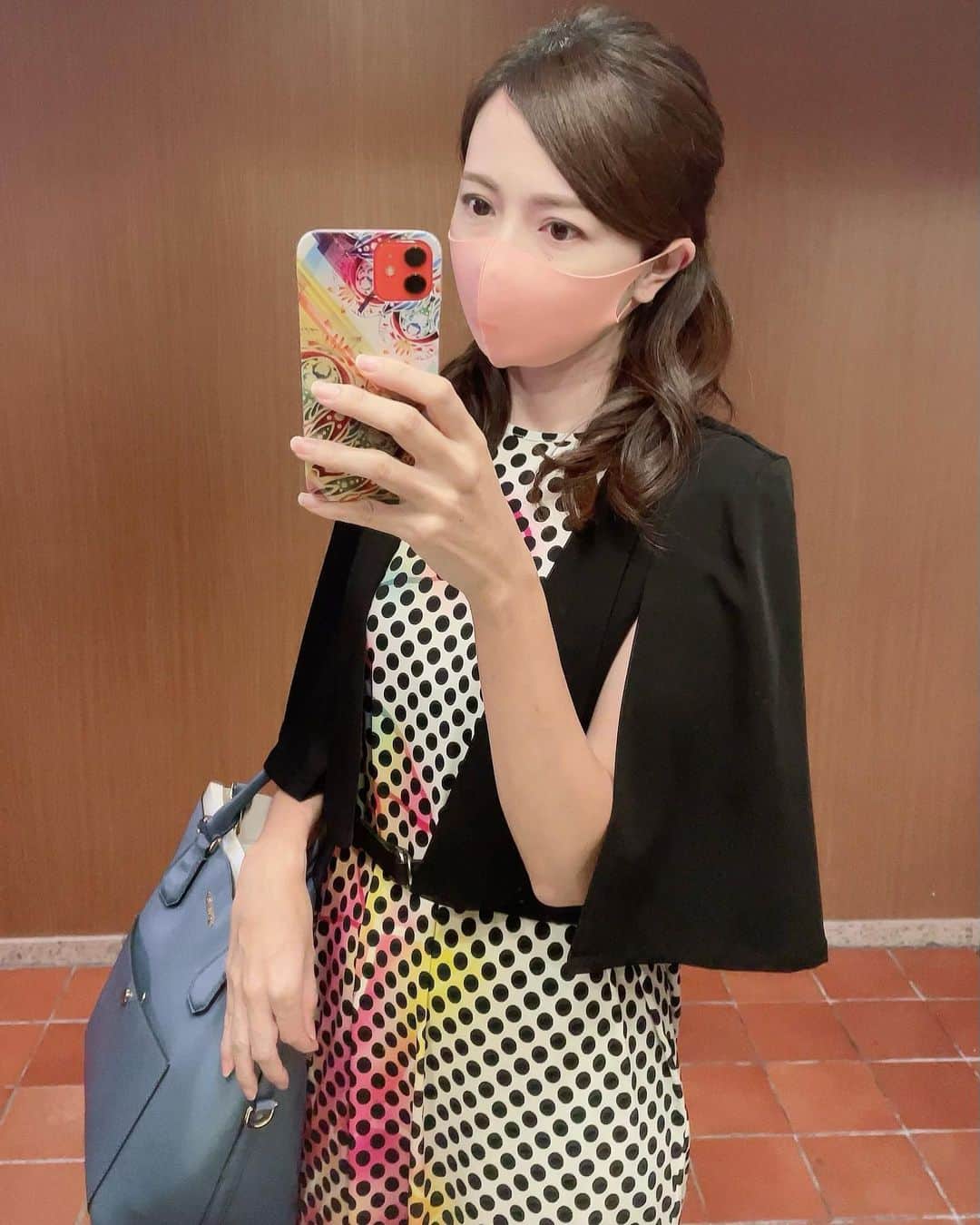 伊波紗友里さんのインスタグラム写真 - (伊波紗友里Instagram)「先日のお仕事🎤コーデ。  気になる二の腕を 隠してくれるので重宝しています。 (ありがたや…)  あっ、 スマホケースも 新調しました。 今回もyokangです  #yokang #衣装 #スマホケース #MC」9月4日 22時42分 - sayuri_iha41
