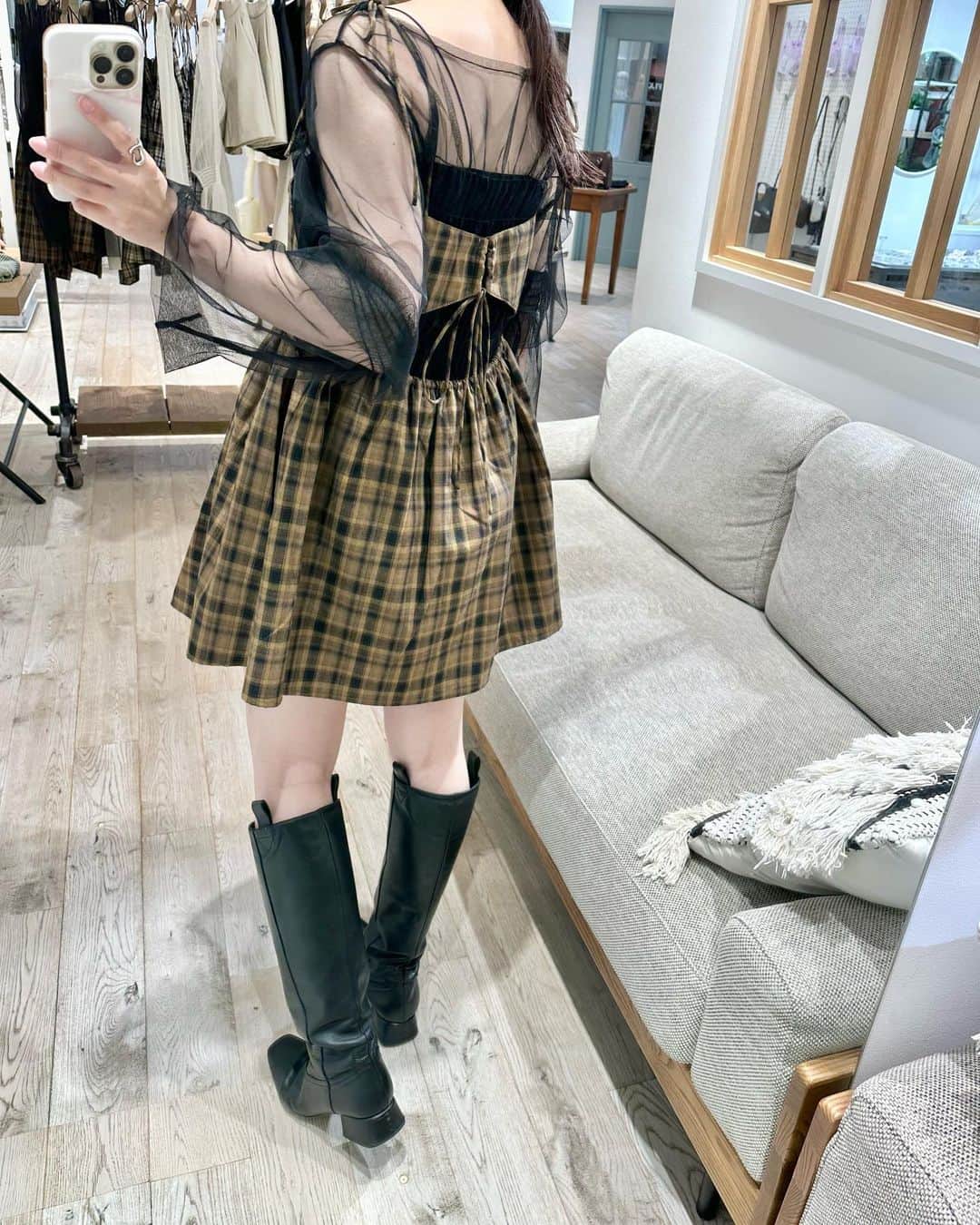 miho uesugiのインスタグラム：「最近の私服集です🍂 リボンキャミニットカーディガンセットと、ラップスカートを買い足し予定☺️！  全くお出かけ出来ていないから、秋は遠出したいなぁ🌪️  ㅤㅤㅤㅤㅤㅤㅤㅤㅤㅤㅤㅤㅤ  ㅤㅤㅤㅤㅤㅤㅤㅤㅤㅤㅤㅤㅤ  #Kastane#Kastane舞浜#Kastane_ootd#骨格ウェーブ#イエベ春#コーディネート#今日のコーデ#コーデ#大人カジュアル#カジュアル#ロングヘア#オン眉#ぱっつん前髪#30代ファッション#30代コーデ#カスタネ#低身長#低身長コーデ#秋#秋コーデ#ビスチェ#チェック#ロングブーツ#チュール#ワンピース#舞浜#イクスピアリ」