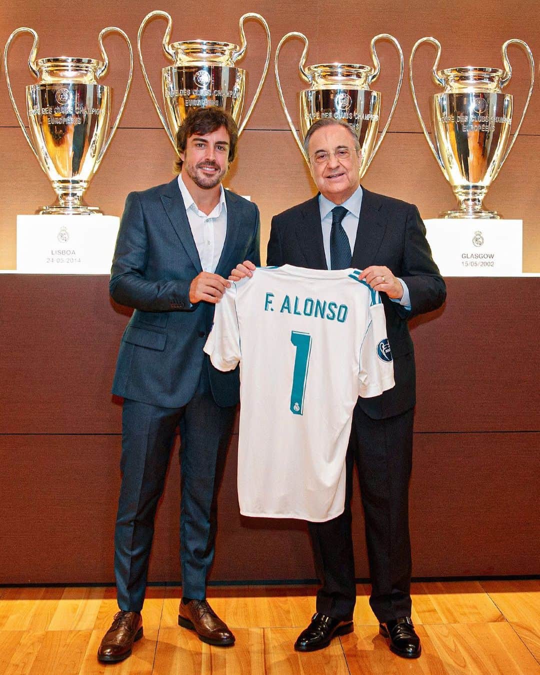 レアル・マドリードさんのインスタグラム写真 - (レアル・マドリードInstagram)「🏎️ #OTD in 2017, @FernandoAlo_oficial was named as an honorary club member of @RealMadrid! 🤝 Un día como hoy en 2017, se nombró a Fernando Alonso como socio de honor del Real Madrid. #Madridistas」9月4日 22時46分 - realmadrid
