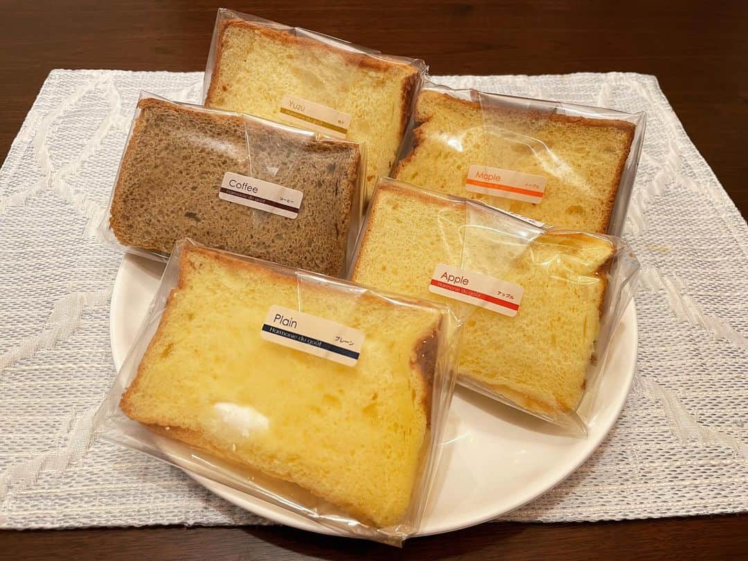 田中良子のインスタグラム：「岐阜県多治見市で手作りしている シフォンケーキ専門店、 🍰カルムシフォンのシフォンケーキ🍰  ふわふわのシフォンケーキの中には、 滑らかな生クリーム🥹 シフォンケーキひとつでも結構な大きさで、ボリュームあります🫶 最後の動画で、シフォンケーキをナイフで切らずに手で割ってみました❗️  生クリームは、17種類のフレーバーがあります✨ (プレーン・いちご・オレンジ・レモン・ピーチ・チョコ・マンゴー・バナナ・ブルーベリー・キャラメル・メープル・りんご・柚子・黒糖・紅茶・抹茶・コーヒー)  私はプレーン、メープル、りんご、柚子、コーヒーがはいってました❣️ 全部美味しいけど わたしは特にメープルが好きでした❣️ 甘さ控えめでパクパク食べられちゃいます✨  #カルムシフォン #calmchiffon #お取り寄せスイーツ #スイーツギフト #シフォンケーキ #岐阜スイーツ #ギフトにおすすめ」