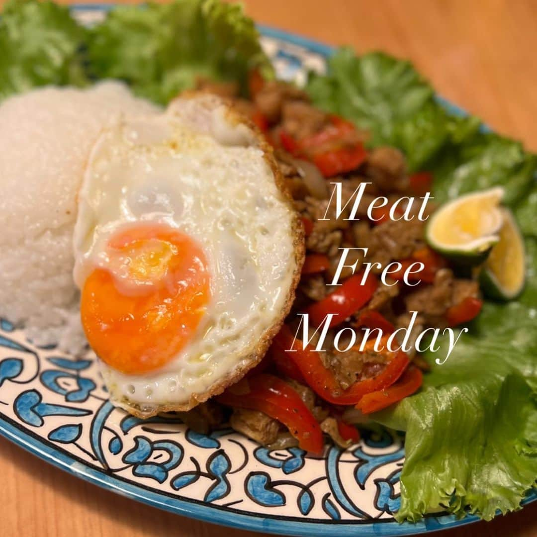 屬美於のインスタグラム：「毎週月曜日は#meatfreemonday   本日はタイ🇹🇭！ベジタリアン🌱ガパオライス  これは本当においしい！！  recipe🍳  ニンニクと生姜をオイルで炒め、玉ねぎみじん切りをなめらかになるまで炒める、そこに大豆ミートとパプリカをいれて塩胡椒で炒める。  最後に醤油とレモンのエッセンシャルオイルとバジルソースで香りづけと味付けをして出来上がり。  インスタントなものやナンプラーを使わなくてもおいしい味になりますよ🫶😍❤️  田舎あるある、バジルとか売ってないときある笑。  #meatfreemonday  #ミートフリーマンデー  #yogini #ヨガインストラクター  #mioyogastyle  @mioyoga_style」