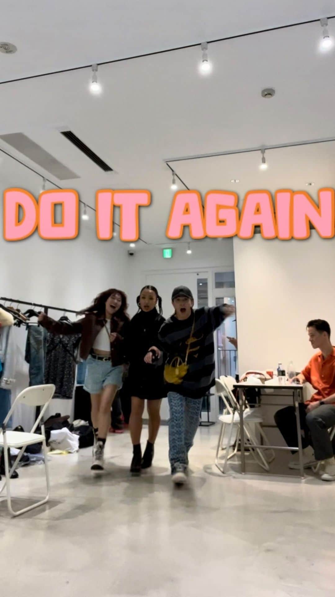 RIEHATAのインスタグラム：「Let's do it again🏄‍♀️🏄🏄‍♂️  Back stage at @coach_japan event🧡 head to toe @coach ✨🖤  with my fam @kaita_the_hataboy @reina_queenme   cameo😂 @ryusuke15 (Dリーグの名司会ケリーさん‼︎)  あ〜この日の楽屋、床にのたうち回るくらい爆笑してた」