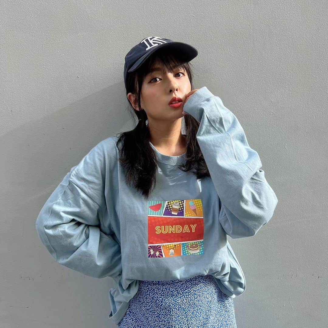 山田菜々のインスタグラム：「わーい！この可愛いお洋服を 全国のみなみなさまに着ていただけます🥹‼️  9月9日(土)12:00より、 @restock.fashion のECサイトにて コラボロンTを販売開始します〜✨  男性も女性も着られるようなデザインと サイズ感で作っています😎♡  ほんっとに私はこの秋から プライベートで週８くらい着ようかなと思っているほど 気に入ってます〜🫡❤️笑  名古屋のポップアップに来てくださったみなさんには 直接お洋服のよいところも伝えられたけど ネットとなると思いを伝える方法はなかなかない... と思って１枚１枚手書きのメッセージカードも つけた(？)のでもらってください💌✨  みんな土曜日、準備していて☺️‼️」