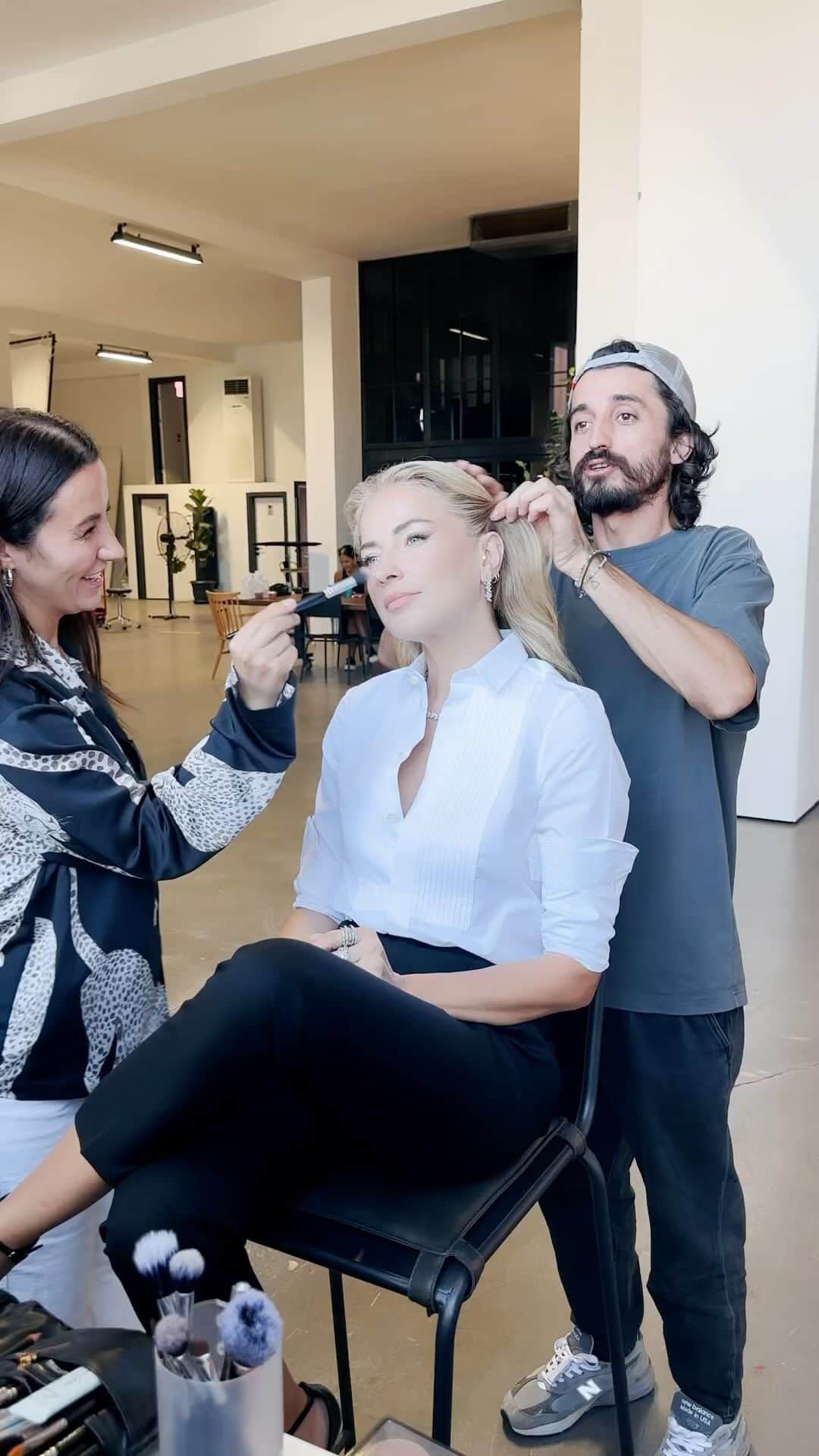 Burcu Esmersoyのインスタグラム：「Yaz sezonu bitip şehre dönüşler başladıysa setler, koşuşturmalar da başlamıştır ☺️ ben hazirlik sirasinda konuşurken laf arasında bizimkilerin ihtiyaclarini ufak ufak tamamlayip onlara minik sürprizler yapmayı severim. Siz de ister sevdiklerinize minik sürprizler icin, isterseniz kendi ihtiyaçlarınızi karsilamak icin amazon.com.tr’nin 4-18 Eylül tarihlerinde “şehre dönüş” fırsatlarini mutlaka değerlendirin 🫶🏻 unutmayın fırsatlardan sadece Amazon Prime üyeleri faydalanabiliyor 🙌🏼 @amazon.tr #isbirligi」
