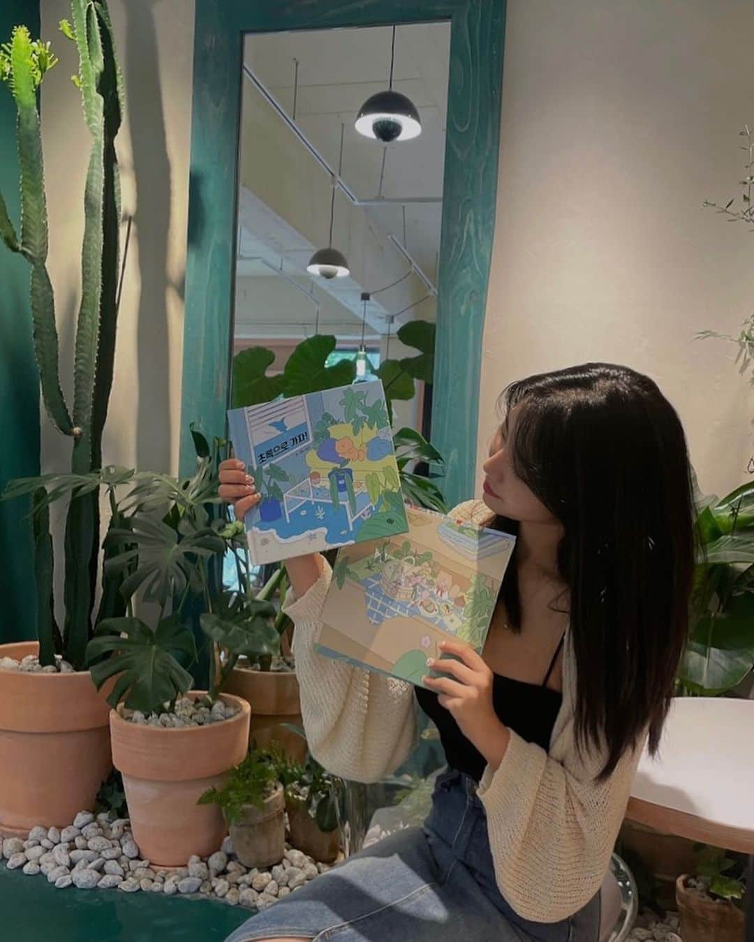 suna（ソナ）さんのインスタグラム写真 - (suna（ソナ）Instagram)「아니 어떻게 이렇게 몽글 따스한 그림들이!?🌱 넘 이쁘죠? 울 서리작가님 넘 멋있어 책 잘볼게💚 책과 포스터 집 여기저기 전시해놓으면 눈길이 가면서 기분이 좋아져요 #초록으로가자  @seori_berry @bo_kyeong_k」9月4日 23時07分 - ggulggulsuna