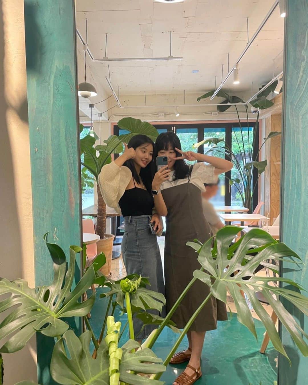 suna（ソナ）さんのインスタグラム写真 - (suna（ソナ）Instagram)「아니 어떻게 이렇게 몽글 따스한 그림들이!?🌱 넘 이쁘죠? 울 서리작가님 넘 멋있어 책 잘볼게💚 책과 포스터 집 여기저기 전시해놓으면 눈길이 가면서 기분이 좋아져요 #초록으로가자  @seori_berry @bo_kyeong_k」9月4日 23時07分 - ggulggulsuna