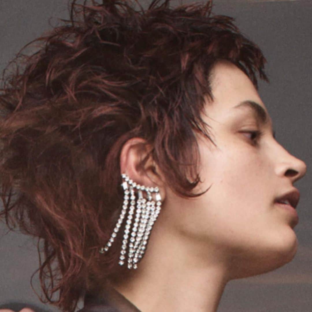 のインスタグラム：「@ericksonbeamon earrings Photography: Jason Kibbler @artworld Styling: Julia Muller @thewallgrouo Hair: Hiro + Mari @87artist Make-up: liselotte van saarloos @thewallgroup Model: isabellaemmack @suprememodels Assistants fashion: izabella passaro and France webster Editor and chief: Sofia Lucas」