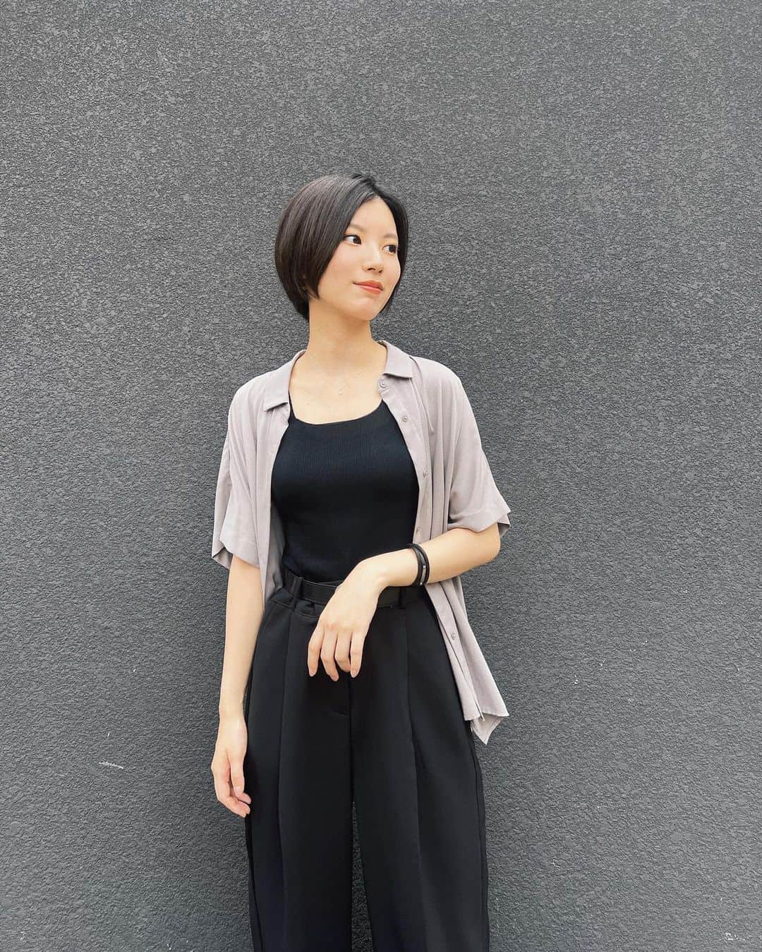 小林玲さんのインスタグラム写真 - (小林玲Instagram)「. ⁡ ⁡ 韓国3日目の私服🦭🖤 ⁡ ⁡ #shirt #uniqlo  #tops #clea #pants #lveu #fashion #韓国旅行」9月4日 23時02分 - rei.kobayashi