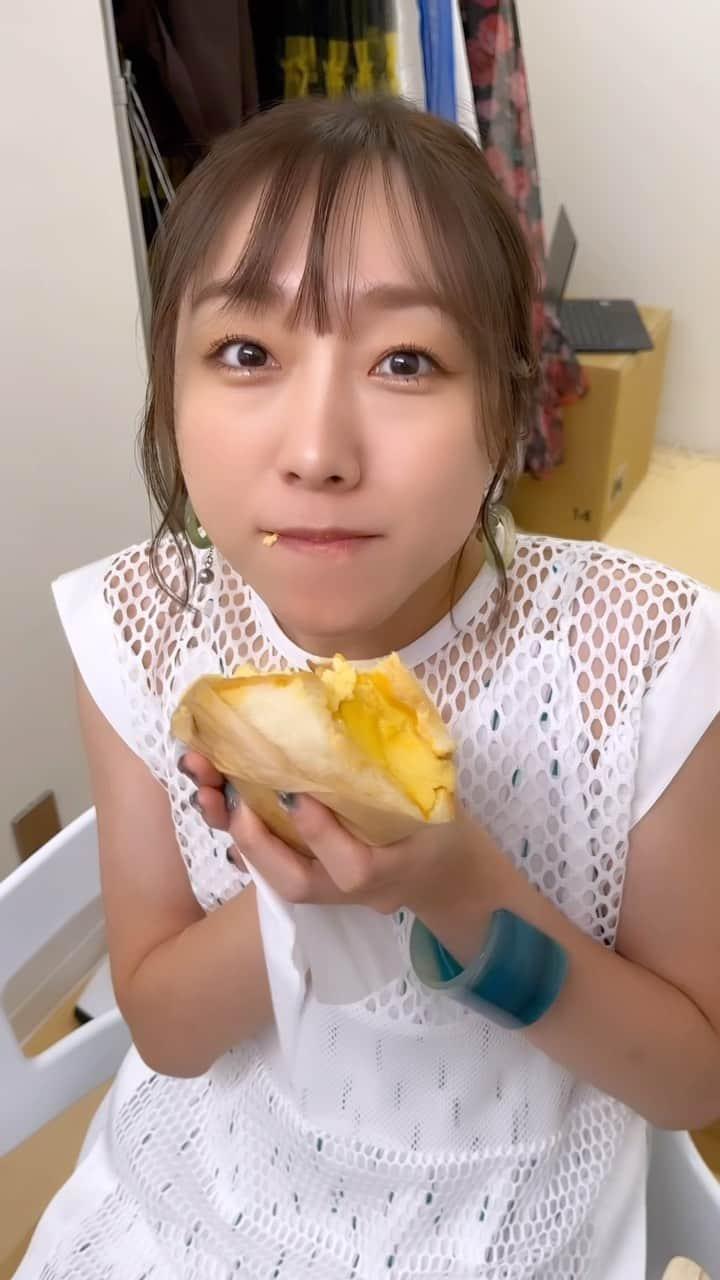 須田亜香里のインスタグラム：「ふわふわのたまごサンド🍳 口の横についたタマゴ、上手に食べれたと思ってたらまだついてた(笑) #愛知あたりまえ @atarimae_tva  #紹介されてたやつ #スタッフさんからの差し入れ #ありがとうございました #つばめパン #たまごサンド #オムレツパン」