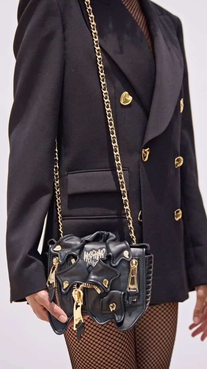 Moschinoのインスタグラム：「A twisted debut. Backstage energy, courtesy of #MoschinoFW23 – take a look at our convention-defying new collection up close and personal.   Treat yourself to a piece of the action at the link in our bio.   #Moschino #MoschinoRunway」