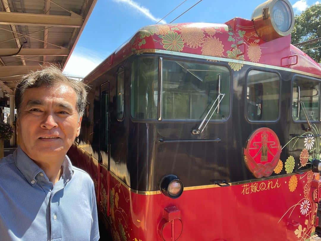 石原良純のインスタグラム：「金沢から和倉温泉駅まで観光列車『花嫁のれん』に乗車。1時間半かけて黄金色に稲穂の実る能登路をゆっくりと駆ける。この夏の北陸地方は干ばつが心配されていたが、車窓から眺めると、忙しくコンバインが動き回っていた。 それにしても、暑い。青空に浮かぶ雲は確かに秋の装いなのに気温だけが下がらない。列車に乗る前、金沢城の朝の散歩を楽しんだら、びっちょりと汗をかいてしまった。 七尾市で北陸新幹線福井延伸のプレイベントに参加したが、帰りはビャーッと能登空港から飛行機で帰京した。 旅は鉄道もよし、飛行機もよし。僕はユルイ鉄道ファンなのです。」