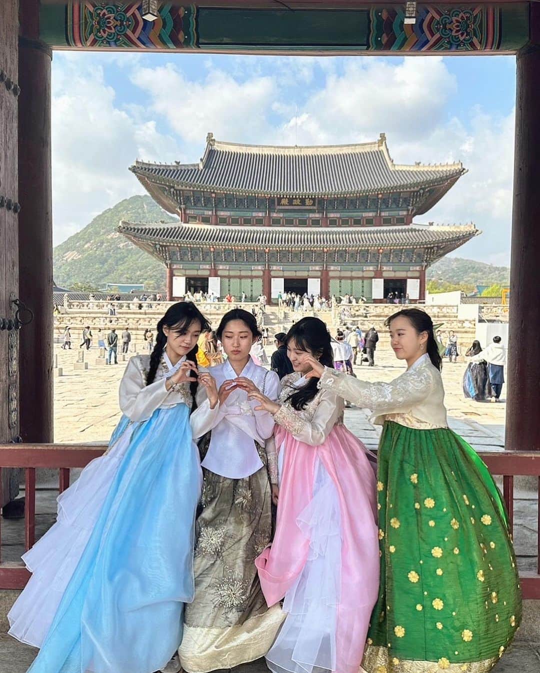 Janeぜうんさんのインスタグラム写真 - (JaneぜうんInstagram)「친구들이랑 경복궁에서 하루종일 사진 찍고 걷고 먹고 웃은 날🧣🤍 한복은 @palace.fox  에서 빌려 입고 일본 스텝분들이 많이 계셔서 친구들도 의사소통 문제없이 각자 어울리는 한복 찾아 입더라고요🌼 올 해 4월에 갔다온 건데 영상은 저번 주에 올렸어요ㅋㅋㅋㅋ 시간 나실 때 한 번 놀러오세요🦦🤍 友達と京福宮で写真撮ったり周辺で食べ歩きしてひたすら歩いたり、、めちゃめちゃ楽しかった🥹 韓服は @palace.fox ここで借りました！日本人スタッフも何人かいらっしゃったので安心してみんな選んでた💭チマチョゴリ着る方はここおすすめかも！韓国VLOGはプロフィールから📂 #korea#fyp」9月4日 23時16分 - jeeunso4you