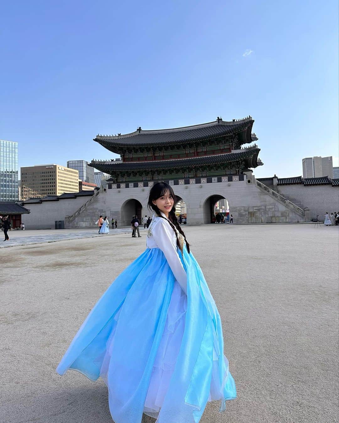 Janeぜうんさんのインスタグラム写真 - (JaneぜうんInstagram)「친구들이랑 경복궁에서 하루종일 사진 찍고 걷고 먹고 웃은 날🧣🤍 한복은 @palace.fox  에서 빌려 입고 일본 스텝분들이 많이 계셔서 친구들도 의사소통 문제없이 각자 어울리는 한복 찾아 입더라고요🌼 올 해 4월에 갔다온 건데 영상은 저번 주에 올렸어요ㅋㅋㅋㅋ 시간 나실 때 한 번 놀러오세요🦦🤍 友達と京福宮で写真撮ったり周辺で食べ歩きしてひたすら歩いたり、、めちゃめちゃ楽しかった🥹 韓服は @palace.fox ここで借りました！日本人スタッフも何人かいらっしゃったので安心してみんな選んでた💭チマチョゴリ着る方はここおすすめかも！韓国VLOGはプロフィールから📂 #korea#fyp」9月4日 23時16分 - jeeunso4you