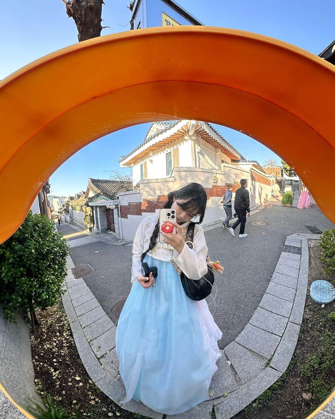 Janeぜうんさんのインスタグラム写真 - (JaneぜうんInstagram)「친구들이랑 경복궁에서 하루종일 사진 찍고 걷고 먹고 웃은 날🧣🤍 한복은 @palace.fox  에서 빌려 입고 일본 스텝분들이 많이 계셔서 친구들도 의사소통 문제없이 각자 어울리는 한복 찾아 입더라고요🌼 올 해 4월에 갔다온 건데 영상은 저번 주에 올렸어요ㅋㅋㅋㅋ 시간 나실 때 한 번 놀러오세요🦦🤍 友達と京福宮で写真撮ったり周辺で食べ歩きしてひたすら歩いたり、、めちゃめちゃ楽しかった🥹 韓服は @palace.fox ここで借りました！日本人スタッフも何人かいらっしゃったので安心してみんな選んでた💭チマチョゴリ着る方はここおすすめかも！韓国VLOGはプロフィールから📂 #korea#fyp」9月4日 23時16分 - jeeunso4you