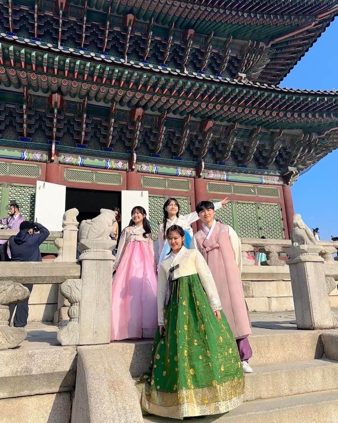 Janeぜうんさんのインスタグラム写真 - (JaneぜうんInstagram)「친구들이랑 경복궁에서 하루종일 사진 찍고 걷고 먹고 웃은 날🧣🤍 한복은 @palace.fox  에서 빌려 입고 일본 스텝분들이 많이 계셔서 친구들도 의사소통 문제없이 각자 어울리는 한복 찾아 입더라고요🌼 올 해 4월에 갔다온 건데 영상은 저번 주에 올렸어요ㅋㅋㅋㅋ 시간 나실 때 한 번 놀러오세요🦦🤍 友達と京福宮で写真撮ったり周辺で食べ歩きしてひたすら歩いたり、、めちゃめちゃ楽しかった🥹 韓服は @palace.fox ここで借りました！日本人スタッフも何人かいらっしゃったので安心してみんな選んでた💭チマチョゴリ着る方はここおすすめかも！韓国VLOGはプロフィールから📂 #korea#fyp」9月4日 23時16分 - jeeunso4you