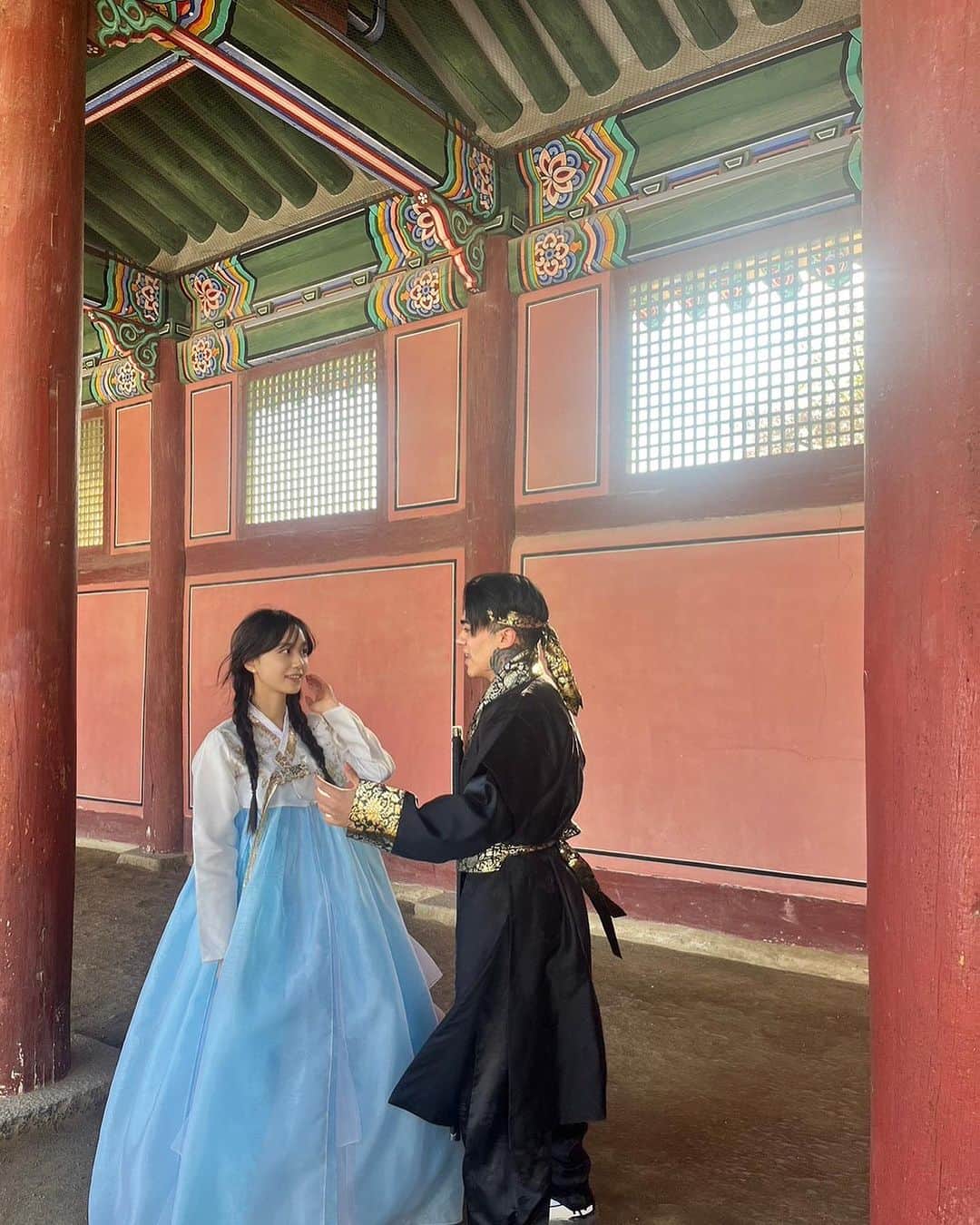 Janeぜうんさんのインスタグラム写真 - (JaneぜうんInstagram)「친구들이랑 경복궁에서 하루종일 사진 찍고 걷고 먹고 웃은 날🧣🤍 한복은 @palace.fox  에서 빌려 입고 일본 스텝분들이 많이 계셔서 친구들도 의사소통 문제없이 각자 어울리는 한복 찾아 입더라고요🌼 올 해 4월에 갔다온 건데 영상은 저번 주에 올렸어요ㅋㅋㅋㅋ 시간 나실 때 한 번 놀러오세요🦦🤍 友達と京福宮で写真撮ったり周辺で食べ歩きしてひたすら歩いたり、、めちゃめちゃ楽しかった🥹 韓服は @palace.fox ここで借りました！日本人スタッフも何人かいらっしゃったので安心してみんな選んでた💭チマチョゴリ着る方はここおすすめかも！韓国VLOGはプロフィールから📂 #korea#fyp」9月4日 23時16分 - jeeunso4you
