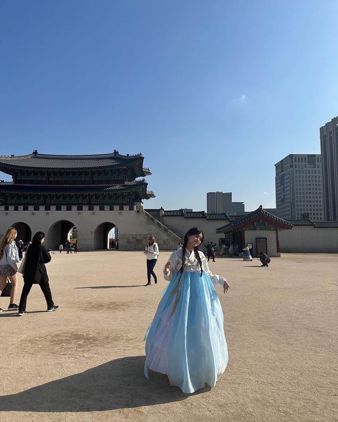 Janeぜうんさんのインスタグラム写真 - (JaneぜうんInstagram)「친구들이랑 경복궁에서 하루종일 사진 찍고 걷고 먹고 웃은 날🧣🤍 한복은 @palace.fox  에서 빌려 입고 일본 스텝분들이 많이 계셔서 친구들도 의사소통 문제없이 각자 어울리는 한복 찾아 입더라고요🌼 올 해 4월에 갔다온 건데 영상은 저번 주에 올렸어요ㅋㅋㅋㅋ 시간 나실 때 한 번 놀러오세요🦦🤍 友達と京福宮で写真撮ったり周辺で食べ歩きしてひたすら歩いたり、、めちゃめちゃ楽しかった🥹 韓服は @palace.fox ここで借りました！日本人スタッフも何人かいらっしゃったので安心してみんな選んでた💭チマチョゴリ着る方はここおすすめかも！韓国VLOGはプロフィールから📂 #korea#fyp」9月4日 23時16分 - jeeunso4you