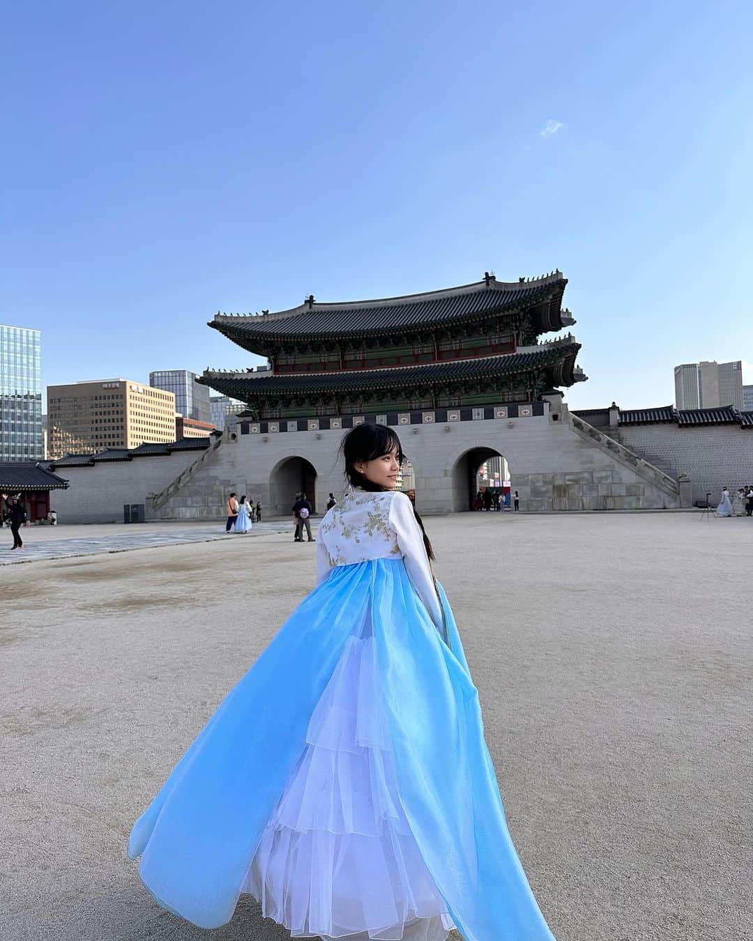 Janeぜうんさんのインスタグラム写真 - (JaneぜうんInstagram)「친구들이랑 경복궁에서 하루종일 사진 찍고 걷고 먹고 웃은 날🧣🤍 한복은 @palace.fox  에서 빌려 입고 일본 스텝분들이 많이 계셔서 친구들도 의사소통 문제없이 각자 어울리는 한복 찾아 입더라고요🌼 올 해 4월에 갔다온 건데 영상은 저번 주에 올렸어요ㅋㅋㅋㅋ 시간 나실 때 한 번 놀러오세요🦦🤍 友達と京福宮で写真撮ったり周辺で食べ歩きしてひたすら歩いたり、、めちゃめちゃ楽しかった🥹 韓服は @palace.fox ここで借りました！日本人スタッフも何人かいらっしゃったので安心してみんな選んでた💭チマチョゴリ着る方はここおすすめかも！韓国VLOGはプロフィールから📂 #korea#fyp」9月4日 23時16分 - jeeunso4you