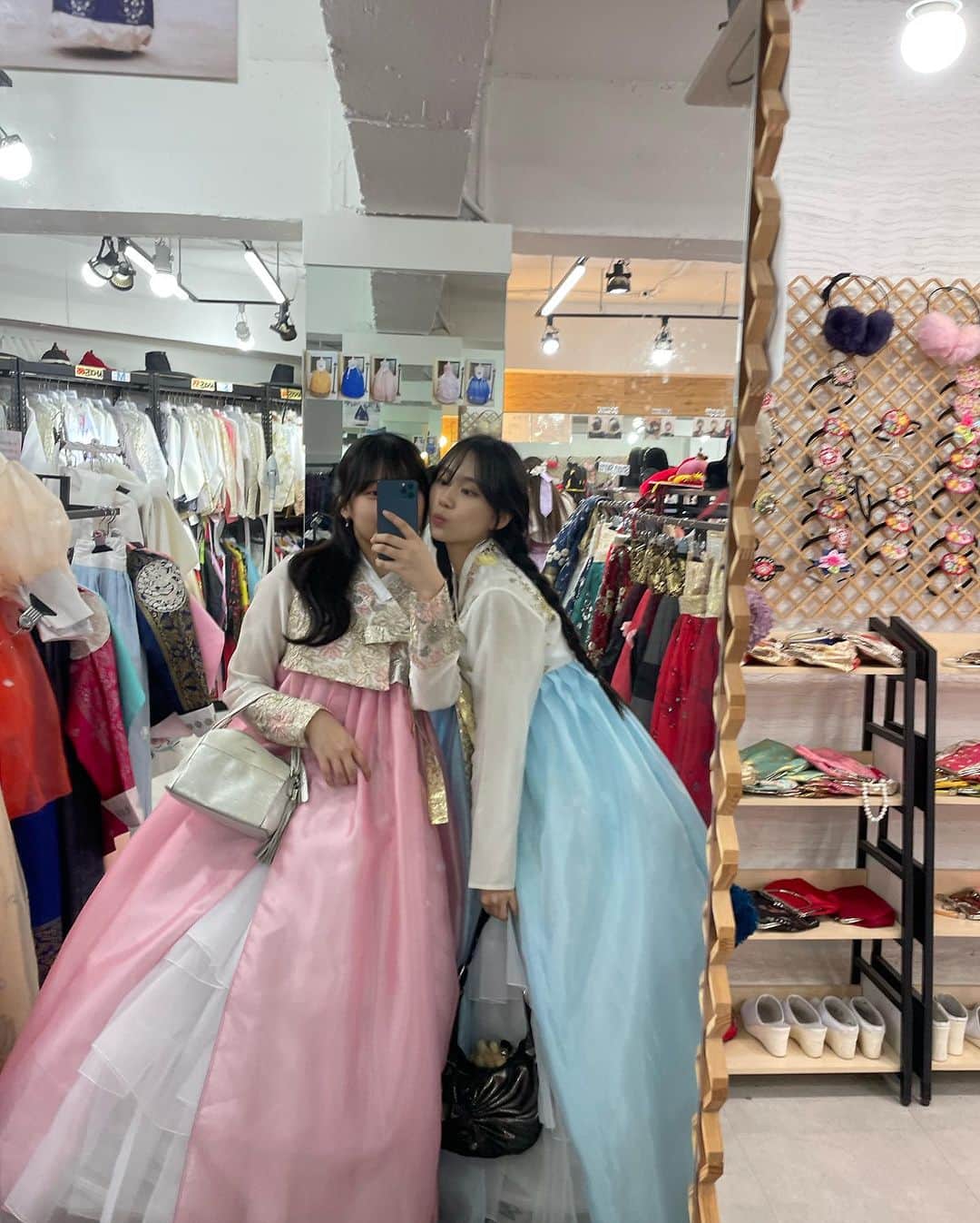 Janeぜうんさんのインスタグラム写真 - (JaneぜうんInstagram)「친구들이랑 경복궁에서 하루종일 사진 찍고 걷고 먹고 웃은 날🧣🤍 한복은 @palace.fox  에서 빌려 입고 일본 스텝분들이 많이 계셔서 친구들도 의사소통 문제없이 각자 어울리는 한복 찾아 입더라고요🌼 올 해 4월에 갔다온 건데 영상은 저번 주에 올렸어요ㅋㅋㅋㅋ 시간 나실 때 한 번 놀러오세요🦦🤍 友達と京福宮で写真撮ったり周辺で食べ歩きしてひたすら歩いたり、、めちゃめちゃ楽しかった🥹 韓服は @palace.fox ここで借りました！日本人スタッフも何人かいらっしゃったので安心してみんな選んでた💭チマチョゴリ着る方はここおすすめかも！韓国VLOGはプロフィールから📂 #korea#fyp」9月4日 23時16分 - jeeunso4you