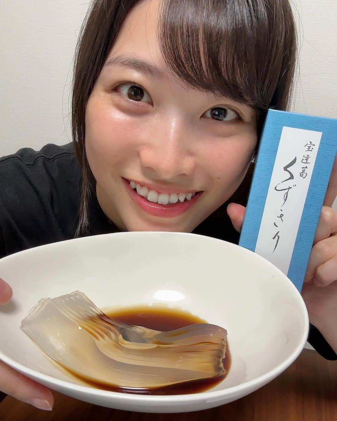 春原未来のインスタグラム：「美味しい葛切り見つけちゃった😆💓  加賀藩御用葛として四百年の歴史を誇る名品「宝達葛」を使った,葛切り✨️  寛永2年(西暦1625年)創業の,森八さんの通販サイトから買えるやつ✌️  もっちもちで食べ応えあって美味しかったー🥹✨️ #きしめん のような厚さと横幅なんだけど,それがまたちょうどいいのよね。家伝の黒蜜も甘すぎずあっさり食べられて,疲れた身体に染み渡って元気になった🥰  3個入りのにしたから,あとの2個は冷やして食べよーっと。  綺麗に包装してあるから,手土産にももってこいだよ！3個入りで1,340円🙆🏻‍♀️✨️  私自身,和菓子大好きなのでもらえたら嬉しいです。笑  PR @morihachi08 #加賀藩御用菓子司 #森八 #morihachi #くずきり #葛切り #kuzukiri #お取り寄せスイーツ #金沢スイーツ #通販スイーツ #通販グルメ #宝達葛 #もちもち食感 #和菓子好きと繋がりたい #疲れた時は甘いもの #ちゅるん #押し出し」