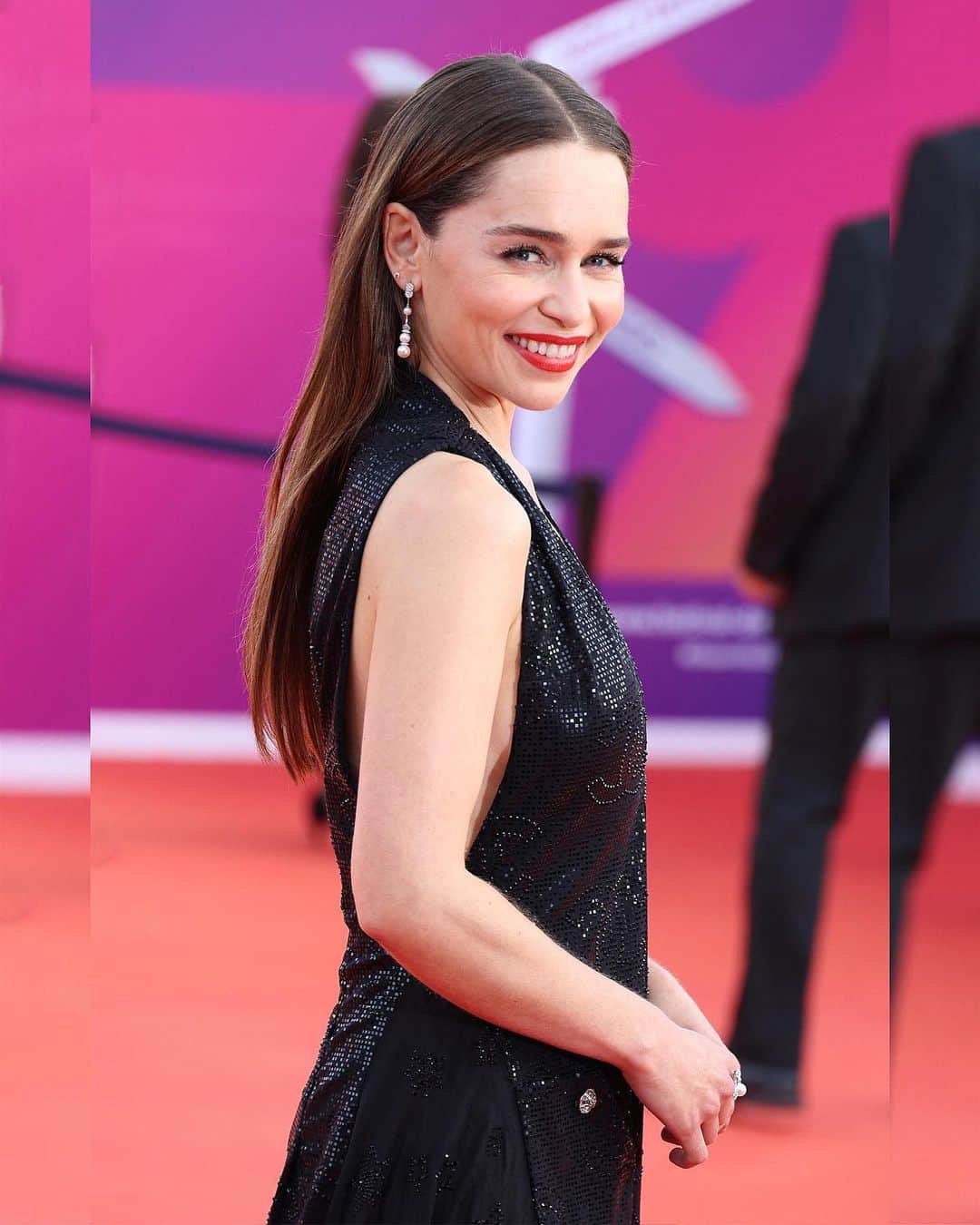 Just Jaredさんのインスタグラム写真 - (Just JaredInstagram)「Emilia Clarkes walked the red carpet in a chic Chanel number for the 2023 Deauville American Film Festival over the weekend in France #EmiliaClarke Photos: Backgrid」9月4日 23時25分 - justjared