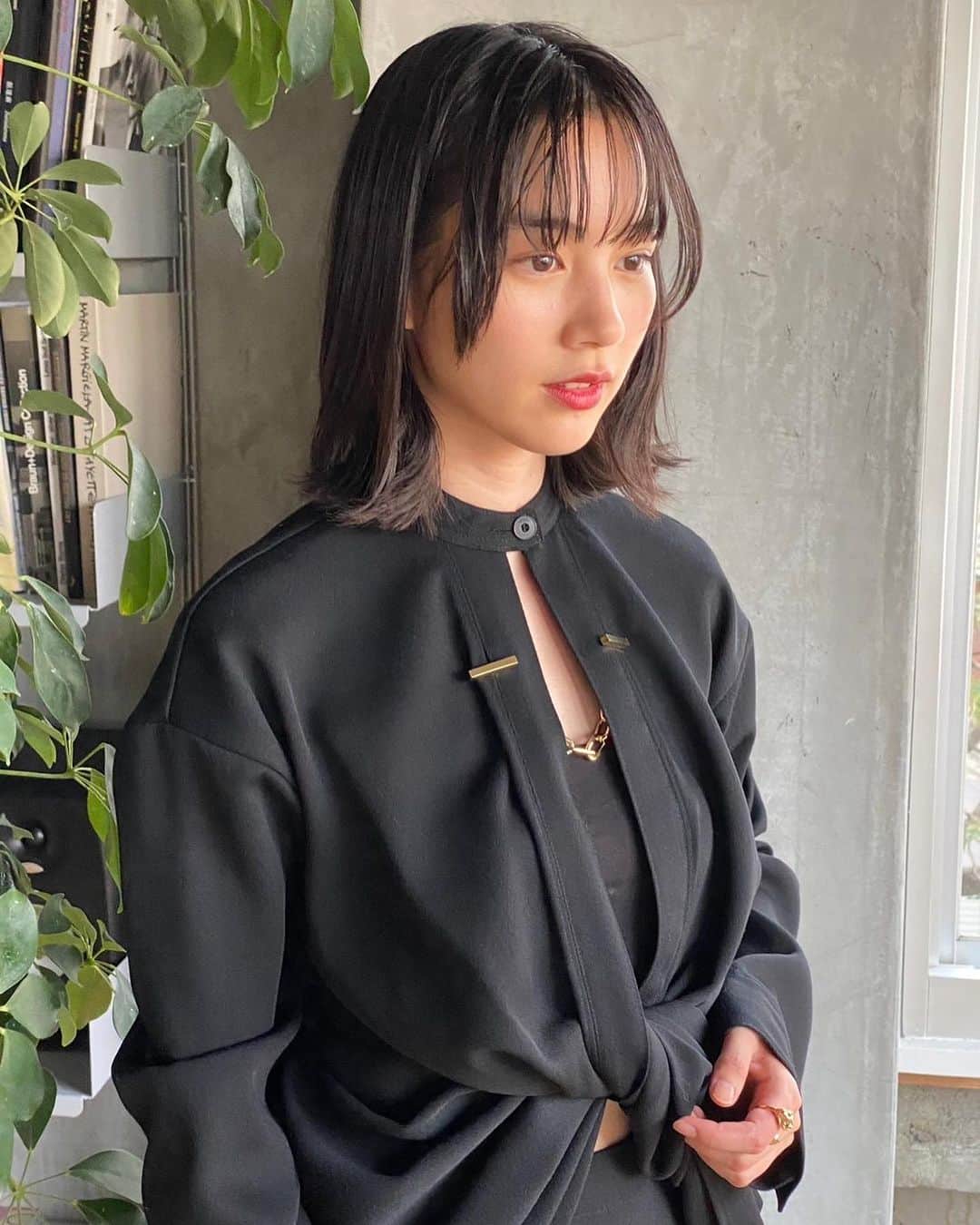 のん（能年玲奈）さんのインスタグラム写真 - (のん（能年玲奈）Instagram)「今年出したアートブック、こちらは奈良美智さん @michinara3 と対談した時のお洋服。 ゴールドのディティールがかっこいい。黒のドレス嬉しかった🐦‍⬛  次の髪型、この時のにしようかな。今、髪について悩んでいる。うーん。どうしよー。  Styling: @izumimachino Hair&Make up: Kaori Mori」9月4日 23時23分 - non_kamo_ne