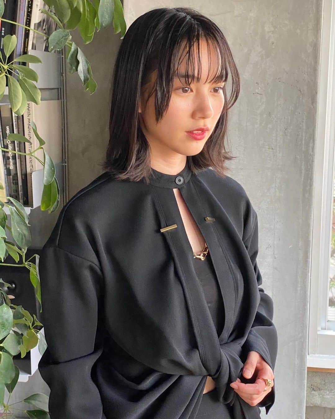 のん（能年玲奈）のインスタグラム：「今年出したアートブック、こちらは奈良美智さん @michinara3 と対談した時のお洋服。 ゴールドのディティールがかっこいい。黒のドレス嬉しかった🐦‍⬛  次の髪型、この時のにしようかな。今、髪について悩んでいる。うーん。どうしよー。  Styling: @izumimachino Hair&Make up: Kaori Mori」