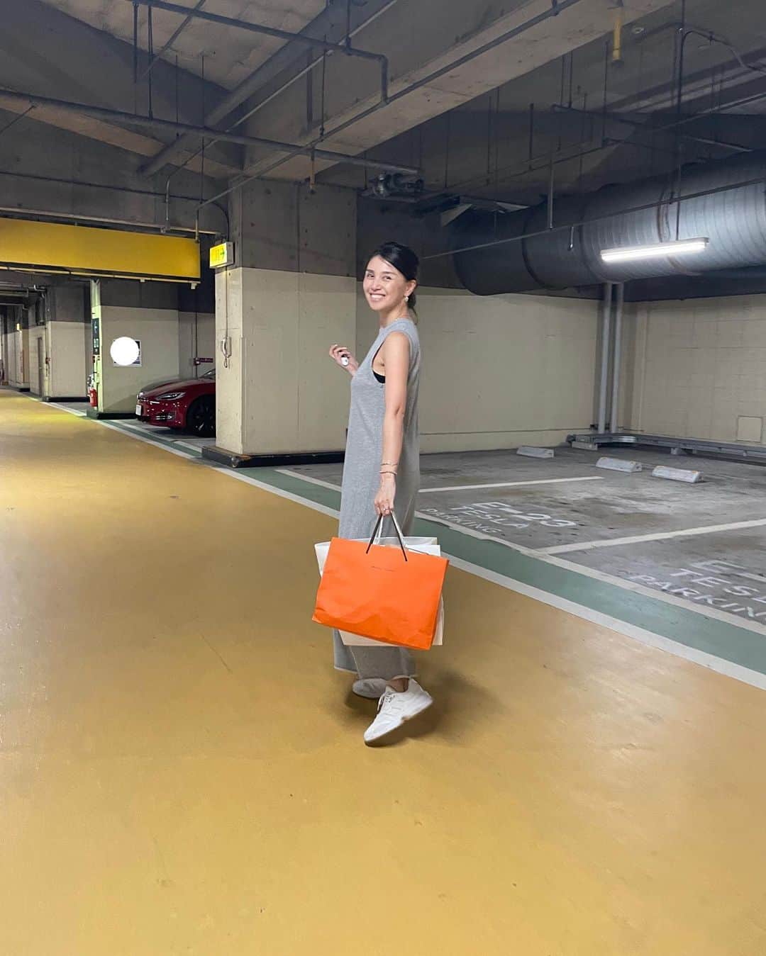 吉原珠央のインスタグラム：「マインドフルネスストレス低減法（MBSR）のプログラムを受けているのですが、毎回、資料からだけではわからない、対話からの発見の連続です。  誰にでも多少なりとも、ストレスはあるものですが、自分のストレスに気づける人、気づきにくい人もいます。  私は、自分で気づきやすく、その瞬間を観察したり、意識して行動することに慣れているほうだと思っています。  だからといって、ストレスに対して完璧な対応できているとは限りませんし、他者のストレスを察知することに長けているとも言い切れません。  ただ、マインドフルネスや、ストレスについて深く学ぶこと自体が、観察力や意識を上げてくれる一歩になっているような気がします。  自分のことに気づいて進むこと、そして大切な人のことも気づける力を養いたいです。  「気づく」ということが、すべての成長とか、進歩の始まりだとすると、「気づく技術」というものが不可欠ですね。  自分の気持ちや感情、体で感じることなど、起きていることや、変化に関心を持ってみることは、「気づき」のスイッチです！  画像は、友達から収穫祭のこどく、希少な卵や有機ニンニクを頂き、るんるんだった週末の私です☺️  #マインドフルネス #mbsr #」
