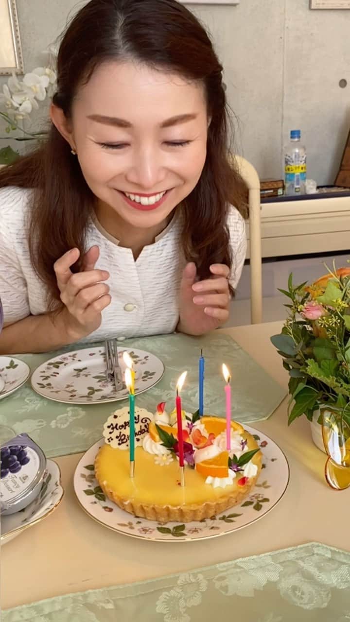 荒生暁子のインスタグラム：「お誕生日🎂  お友達が駆けつけてくれて お祝いしてくれました。  幸せなひととき フ〜ッが苦手。 #お誕生日 #お誕生日ケーキ  #お誕生日パーティー  #ろうそくケーキ #肺活量なさすぎ」
