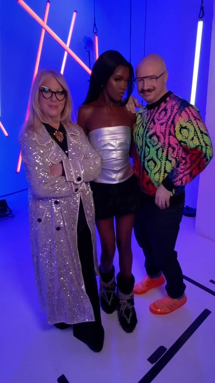 ValGarlandのインスタグラム：「I’m so excited to announce that the amazing new season of Glow Up launches on Netflix September 12th! Grab your palettes, sharpen your liners and get ready for some jaw-dropping looks! Hope you enjoy ✅✅✅  #Netflix #glowupnetflix #dingdong #valgarland」