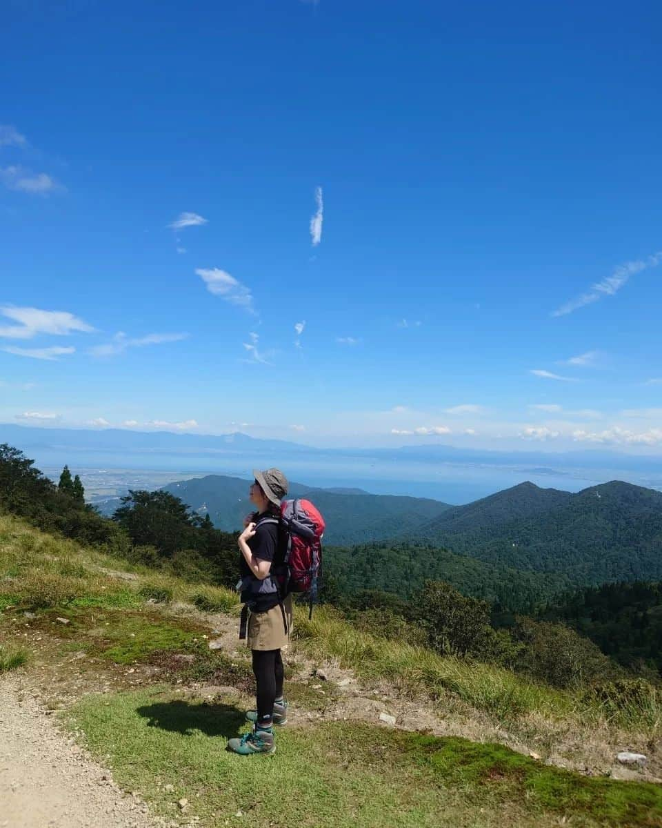 服部ひで子さんのインスタグラム写真 - (服部ひで子Instagram)「久々の山登り🌈  滋賀県 武奈ヶ岳 1,214m  沢を渡ったり 岩ガレ(青ガレ)をよじ登ったり 原生林の中を歩いたり バラエティに富んでいて楽しかったです💡  お天気にも恵まれ 青い空と白い雲に映える稜線が めちゃくちゃきれいでした😘  山頂からは琵琶湖を一望！！！  しかし、９月と言えど暑すぎて３リットルくらい水分摂取しました……。 下山したあとは、琵琶湖に立ち寄り水遊び😆  登り４時間、下山２時間半。 いい運動になったぜーーー✨  これから、次第に秋の表情へと変えてゆく山も楽しみだわッ🌈  #滋賀県  #武奈ヶ岳  #山登り #登山  #吉本新喜劇 #服部ひで子」9月4日 23時26分 - hideko_hattori