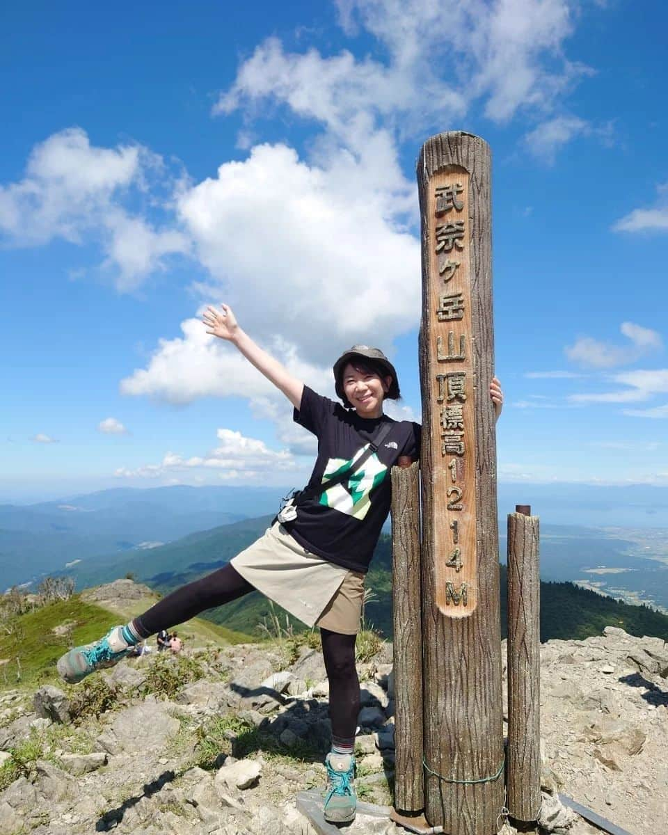 服部ひで子さんのインスタグラム写真 - (服部ひで子Instagram)「久々の山登り🌈  滋賀県 武奈ヶ岳 1,214m  沢を渡ったり 岩ガレ(青ガレ)をよじ登ったり 原生林の中を歩いたり バラエティに富んでいて楽しかったです💡  お天気にも恵まれ 青い空と白い雲に映える稜線が めちゃくちゃきれいでした😘  山頂からは琵琶湖を一望！！！  しかし、９月と言えど暑すぎて３リットルくらい水分摂取しました……。 下山したあとは、琵琶湖に立ち寄り水遊び😆  登り４時間、下山２時間半。 いい運動になったぜーーー✨  これから、次第に秋の表情へと変えてゆく山も楽しみだわッ🌈  #滋賀県  #武奈ヶ岳  #山登り #登山  #吉本新喜劇 #服部ひで子」9月4日 23時26分 - hideko_hattori