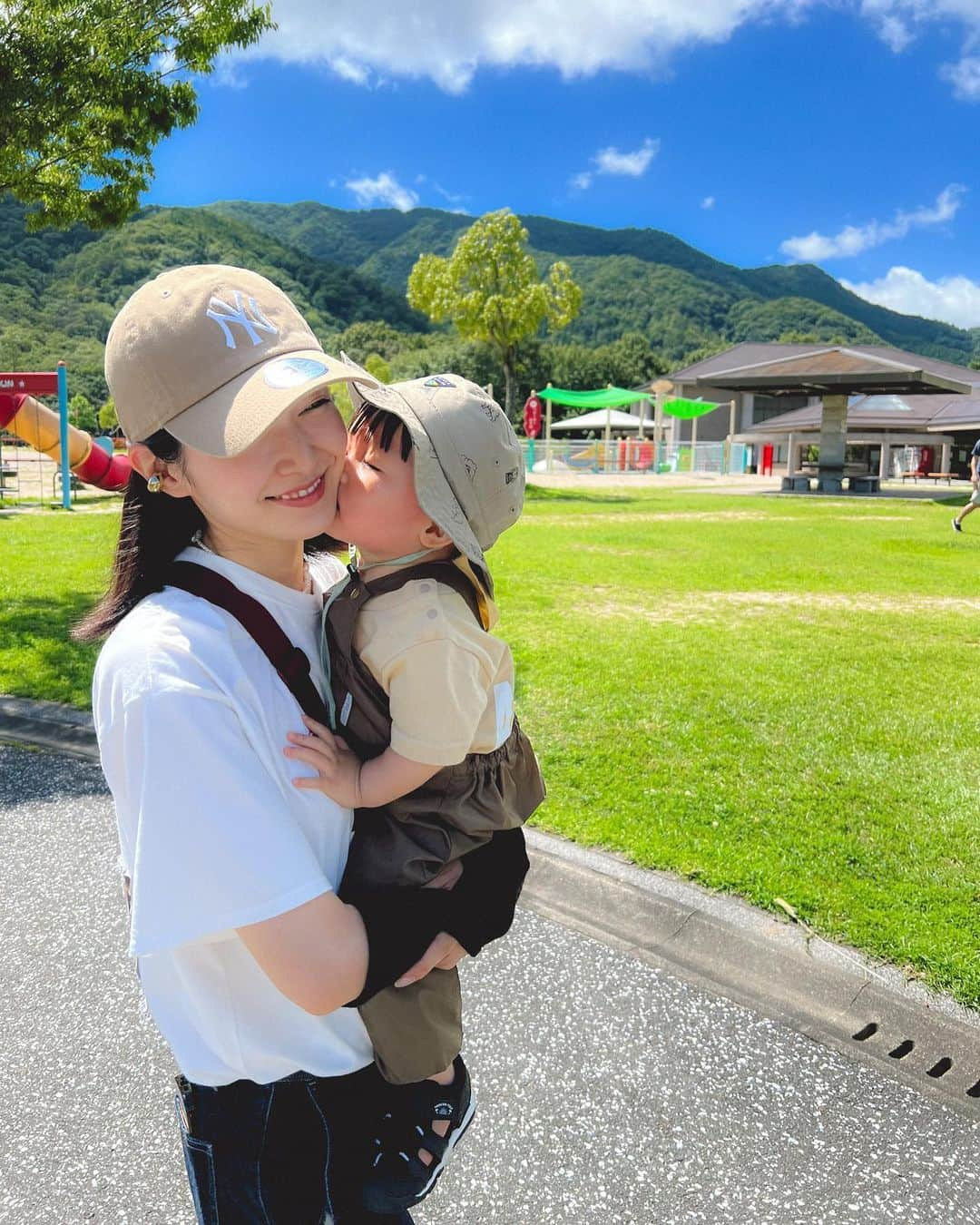 Karunaのインスタグラム：「🫧👒🛝🍃 飛行石のシャボン玉は常に持ち歩いてるよ 暑いから長居できないけど公園楽しいね🫶🏻 #７月の思い出 #生後14ヶ月 #男の子ママ」