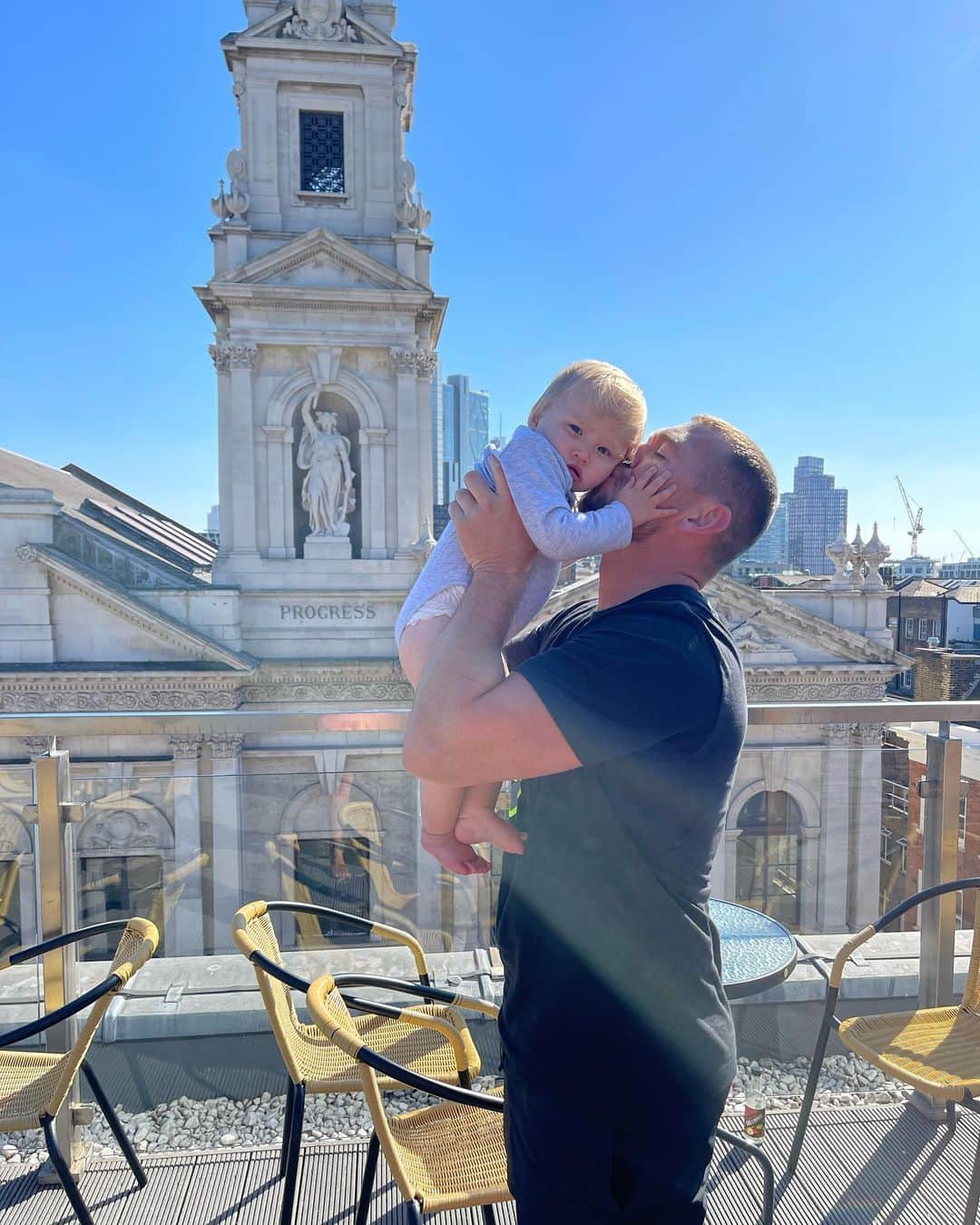 のインスタグラム：「Swipe for almost a year ago! Everytime we stay in london with Alba we stay @courthousehotelshoreditch ❤️ a roof terrace of dreams, cinema, bowling alley, restaurants, bar, pool and gym! Its just the absolutely perfect spot for any occasion AND LOOK AT THESE VIEWS 😍 #DiscountedStay」